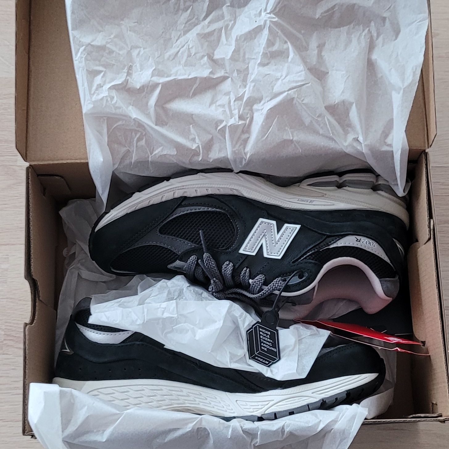 New Balance 2002R Premium Vintage Black 착용 스타일