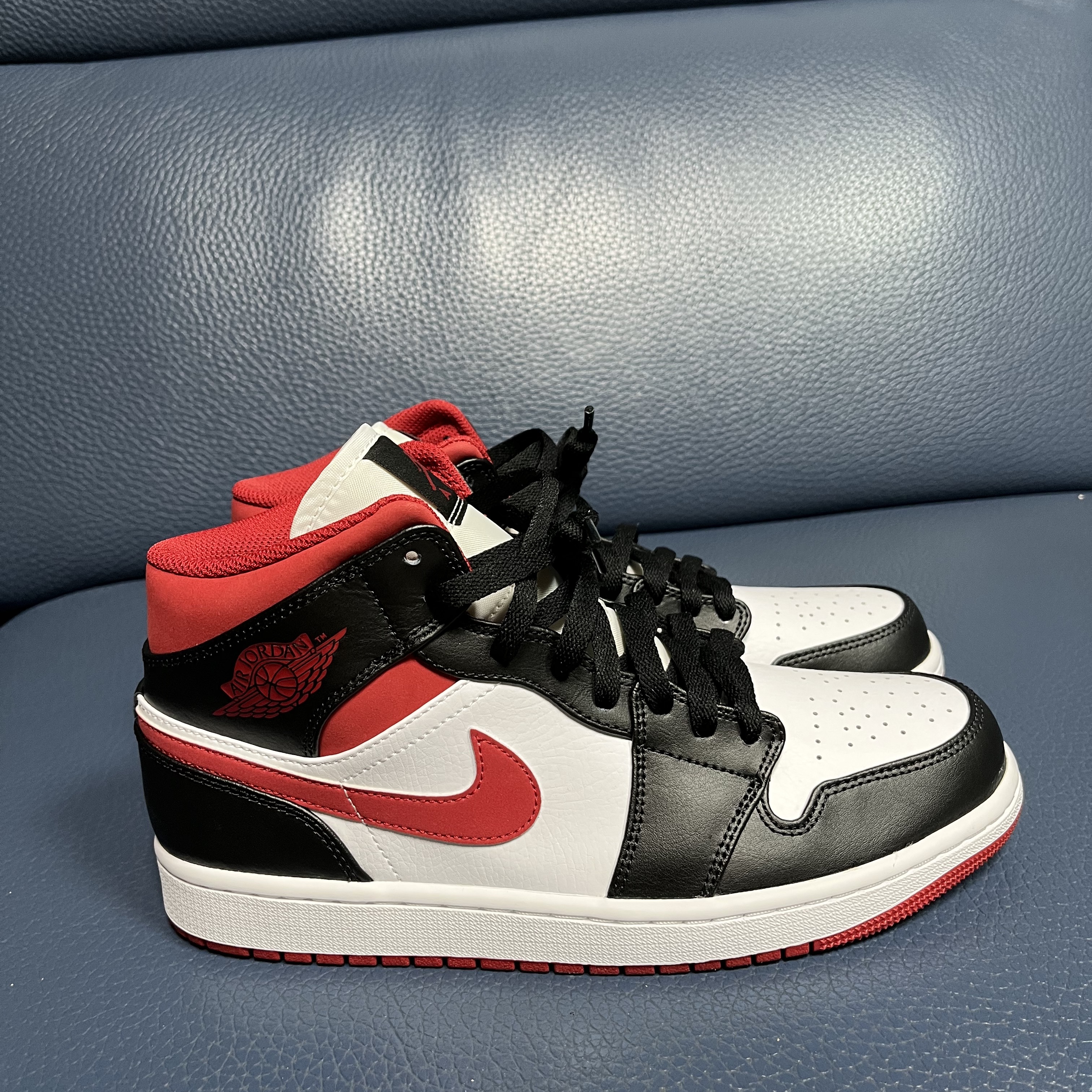 Jordan 1 Mid Gym Red Black White 착용 스타일