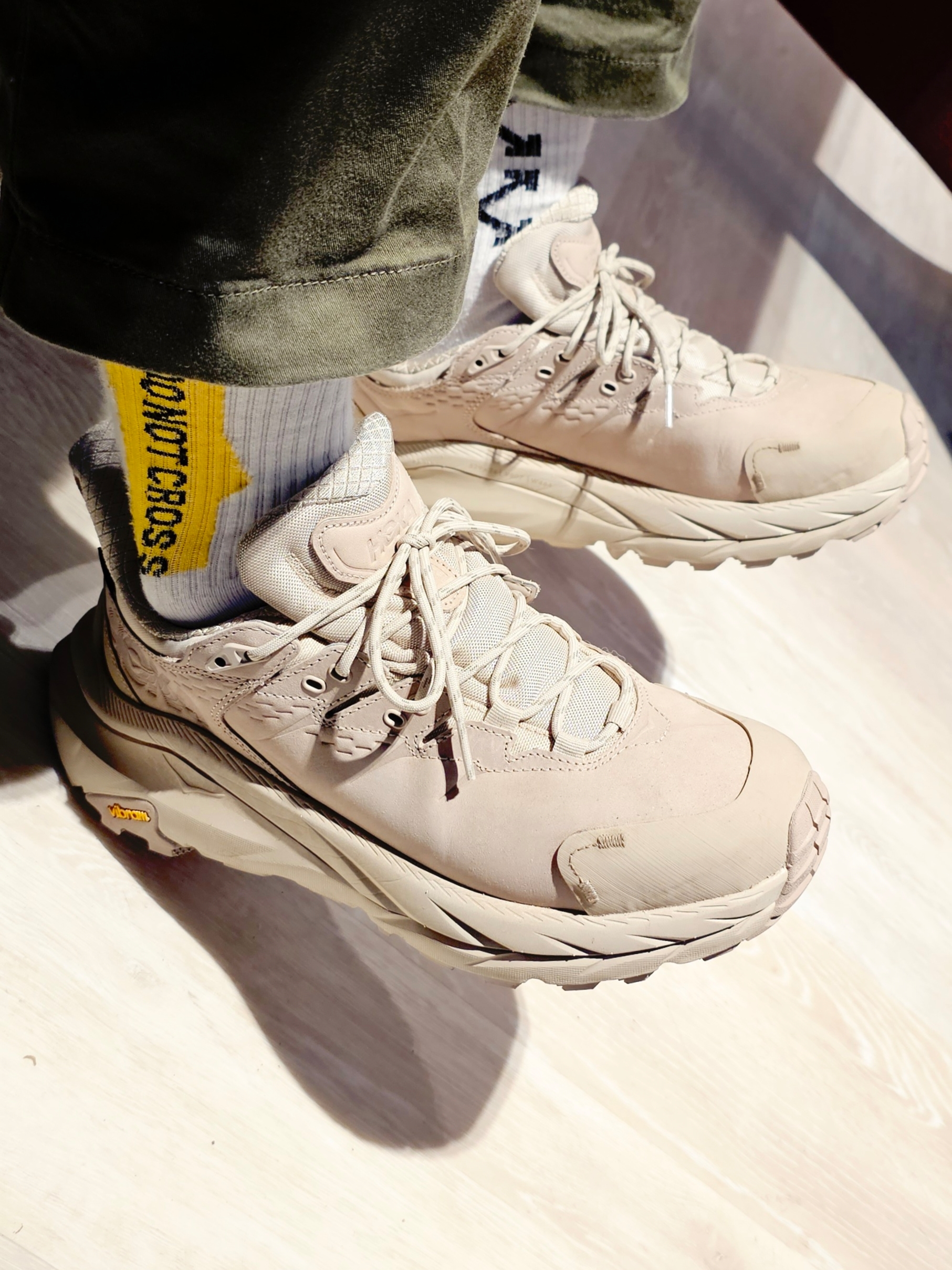 Hoka Kaha 2 Low Gore-Tex Oxford Tan 착용 스타일