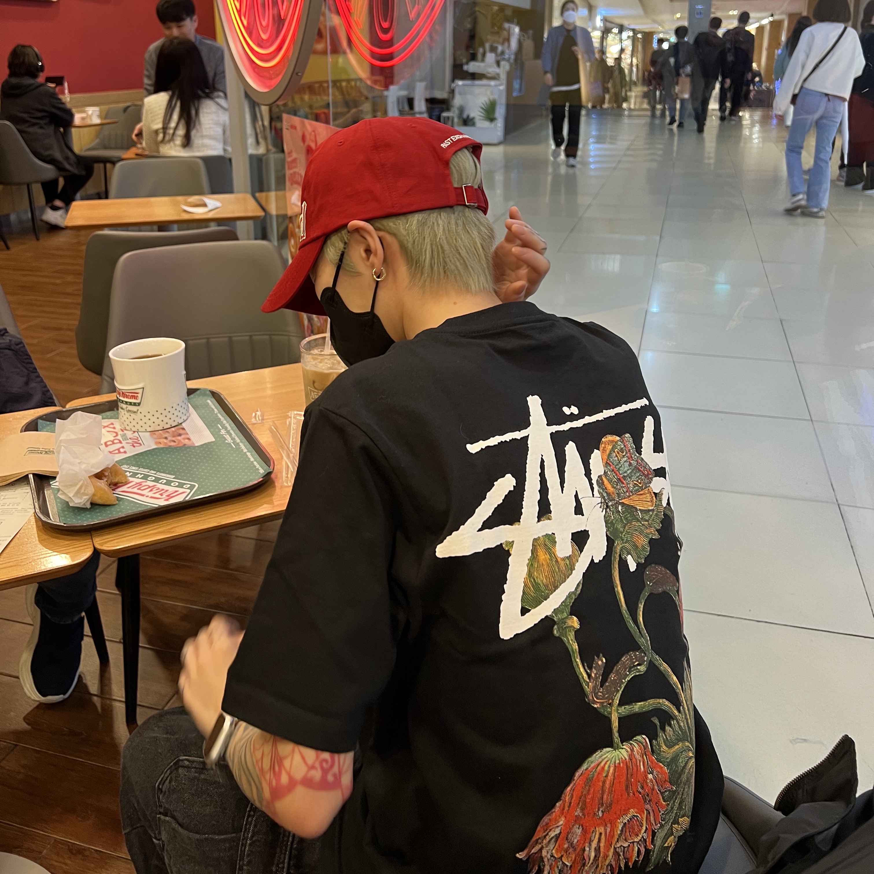 Stussy Withered Flower T-Shirt Black 착용 스타일