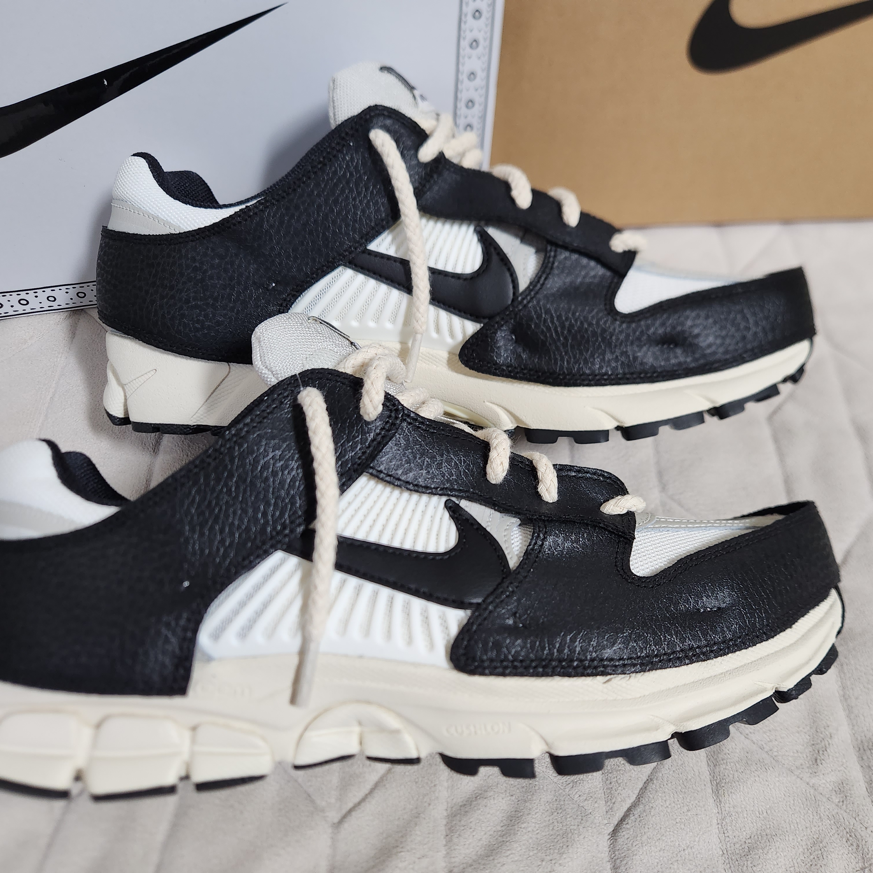 (W) Nike Zoom Vomero 5 Wolf Grey and Black 착용 스타일 - 3