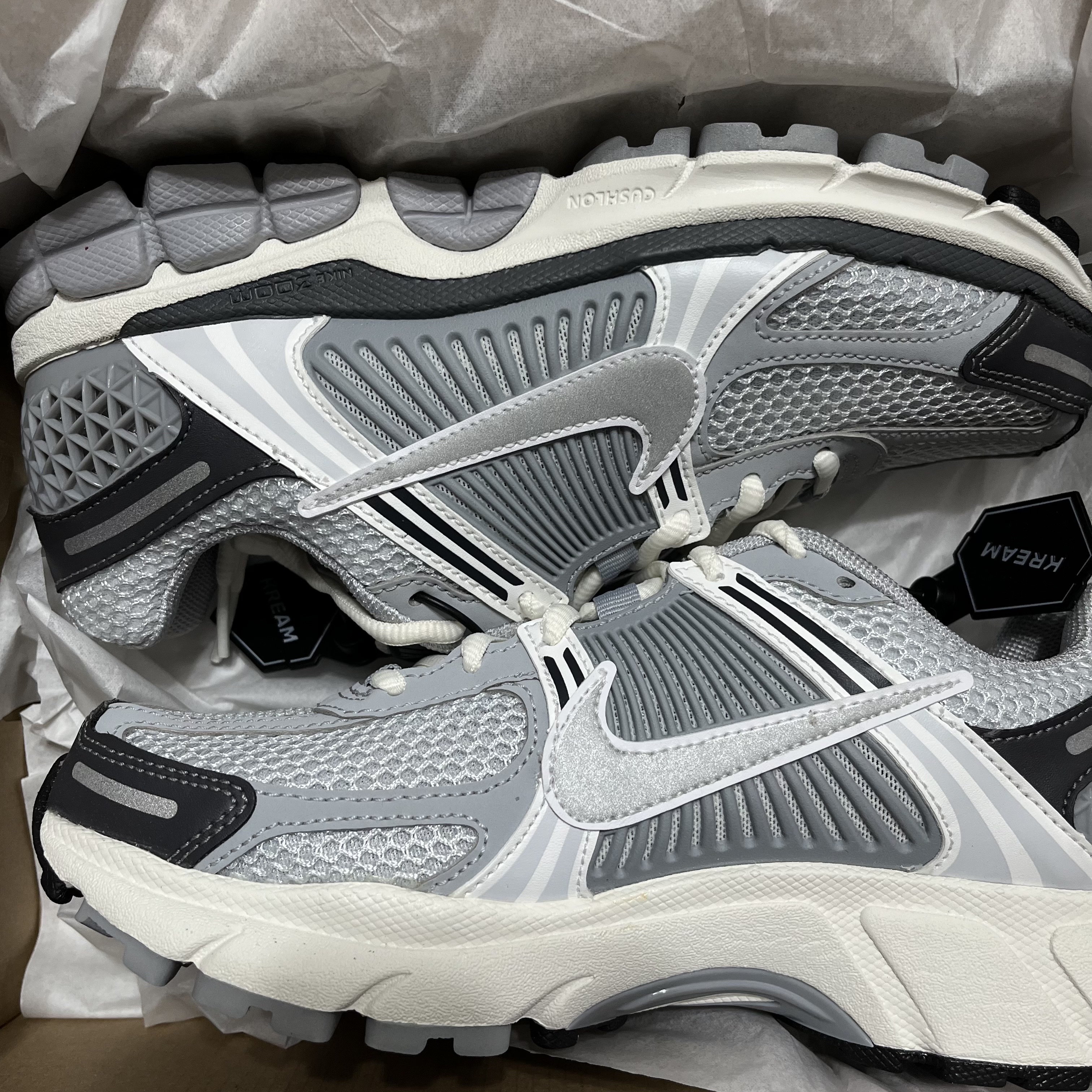 (W) Nike Zoom Vomero 5 Pure Platinum Metallic Silver 착용 스타일 - 3