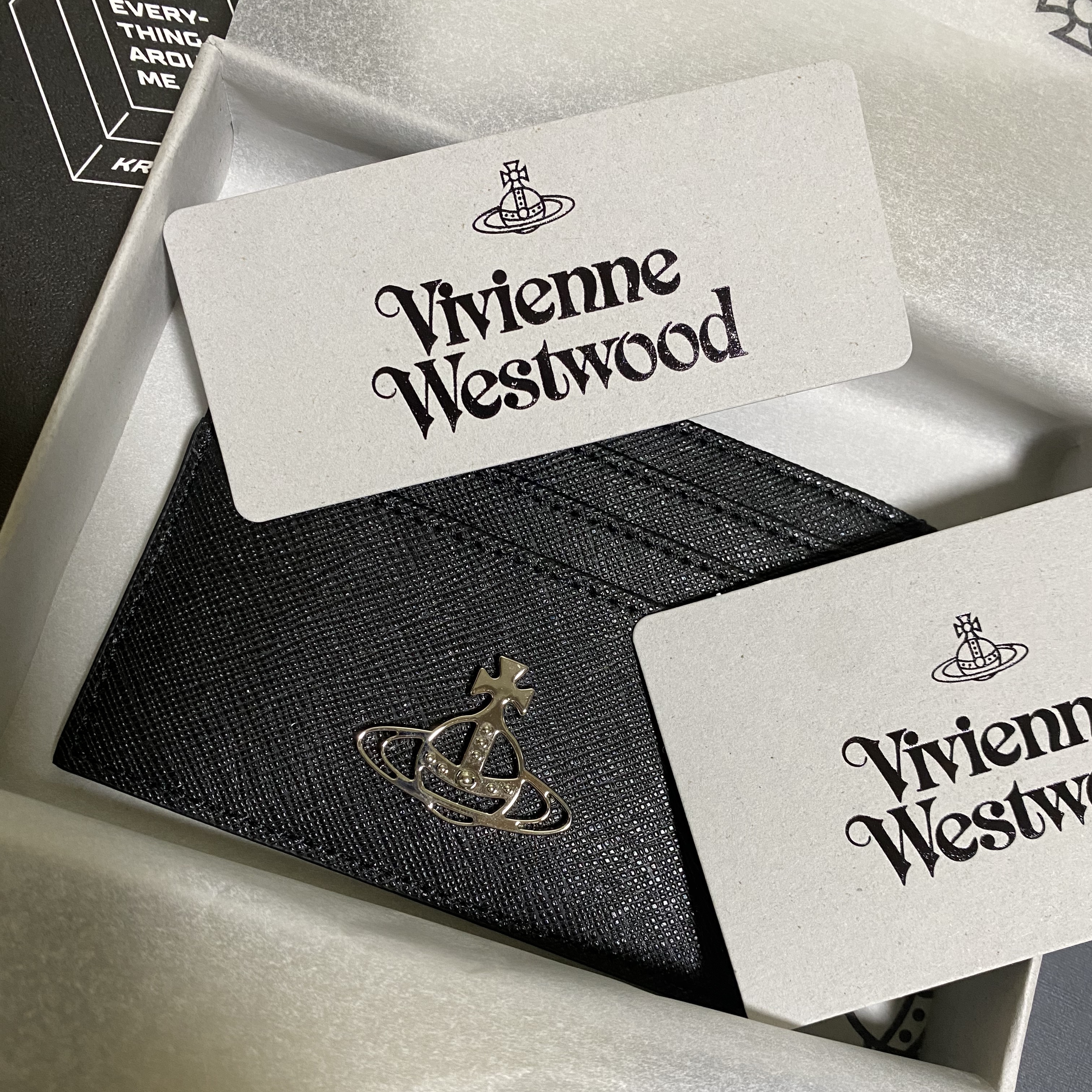 Vivienne Westwood Logo Card Holder Black 착용 스타일
