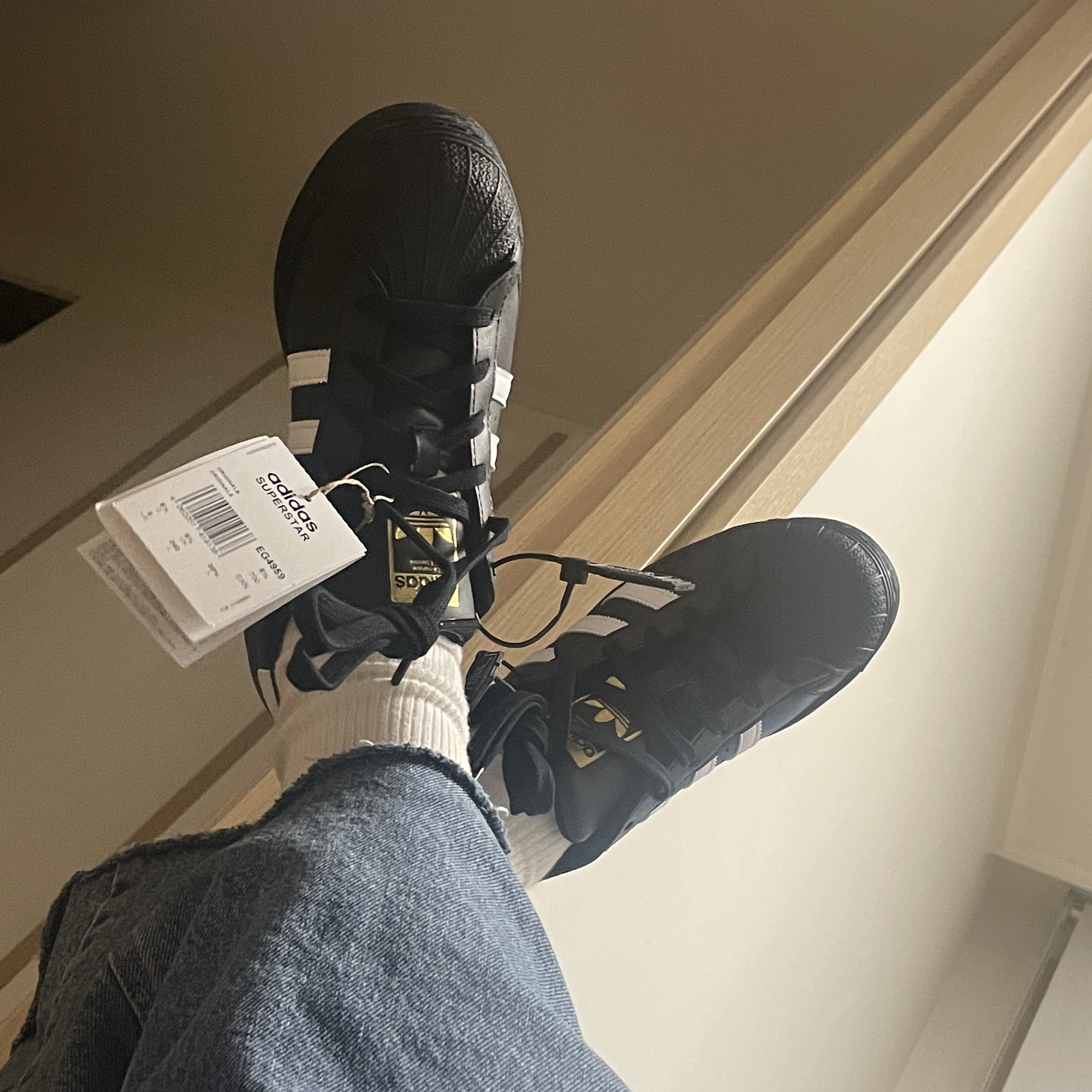 Adidas Superstar Core Black White 착용 스타일 - 2