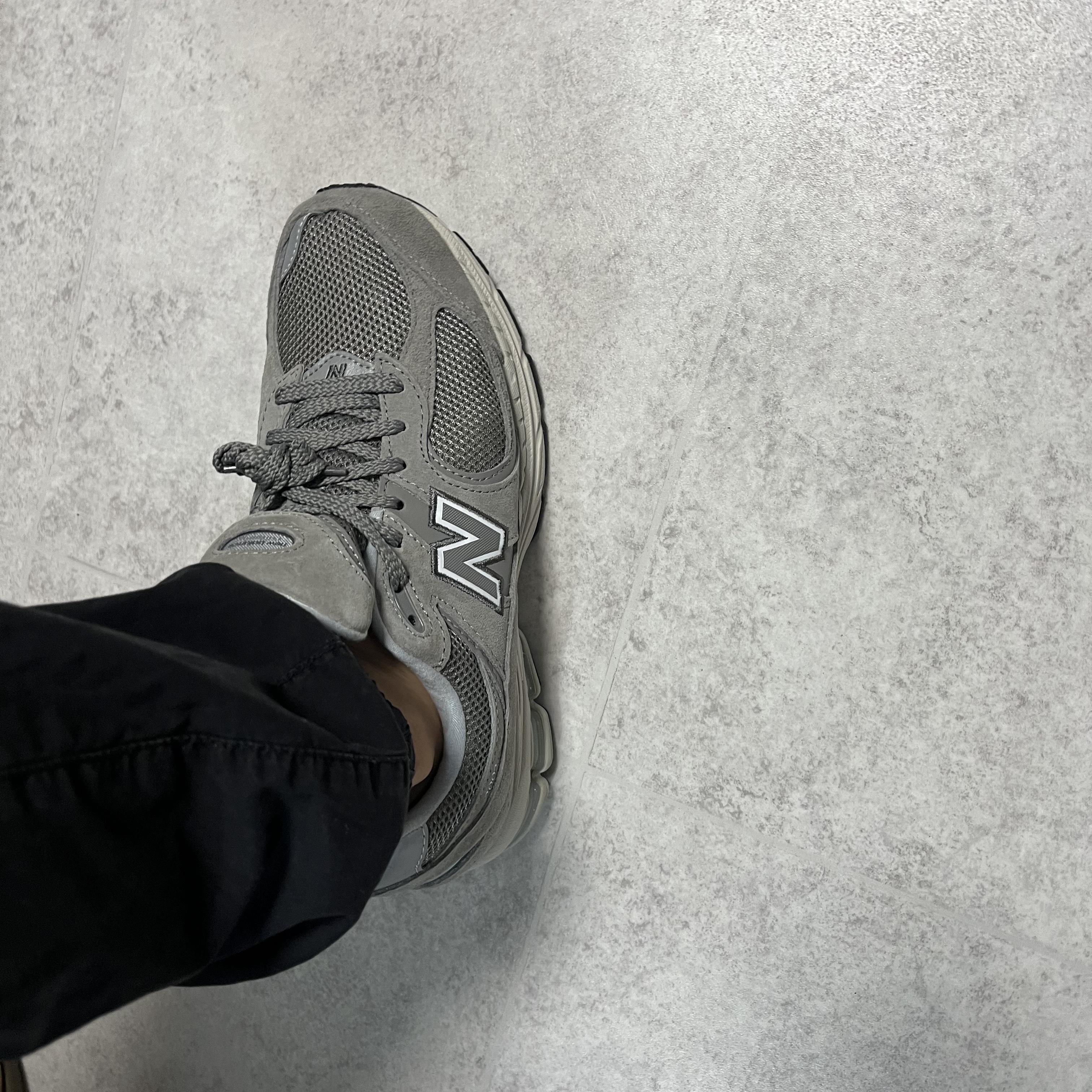 New Balance 2002R Grey 착용 스타일