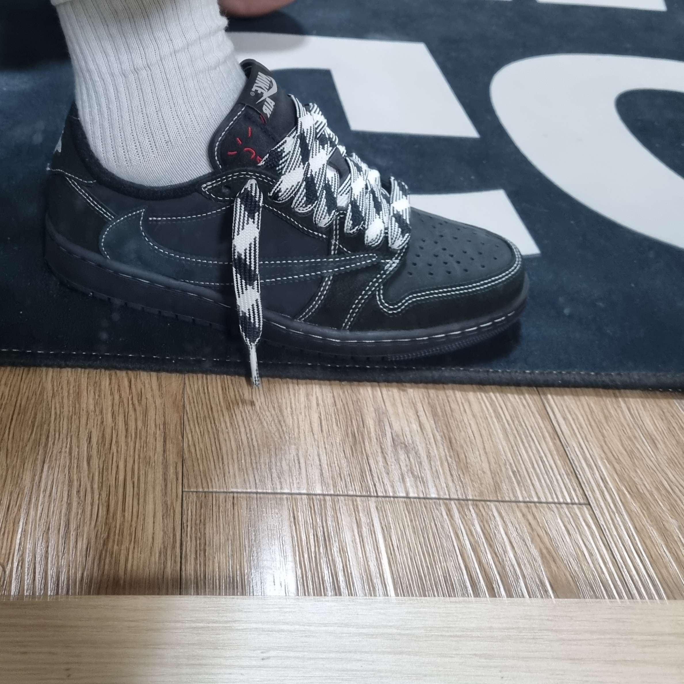 Jordan 1 x Travis Scott Retro Low OG SP Black Phantom 착용 스타일