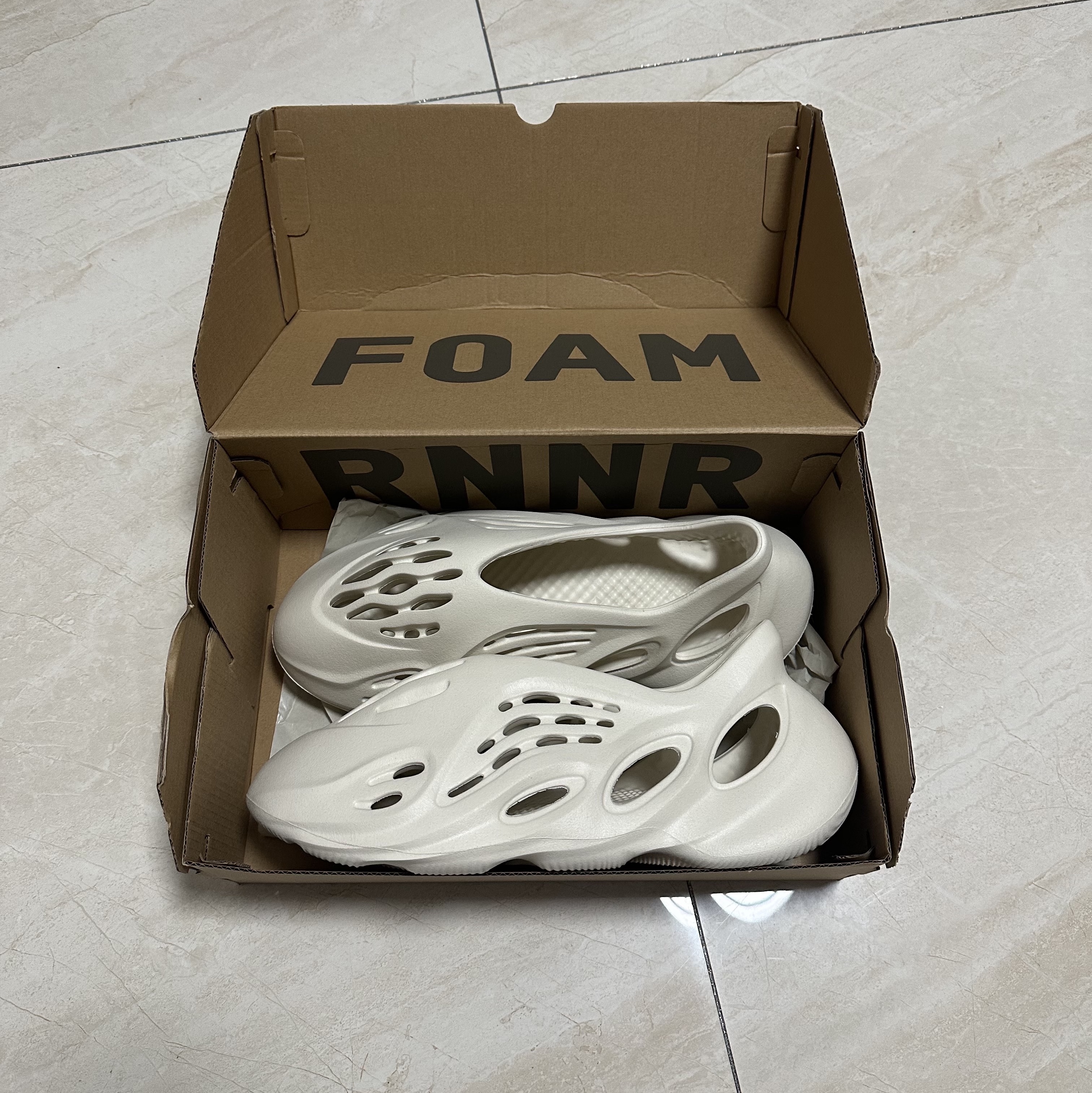Adidas Yeezy Foam RNNR Sand 착용 스타일
