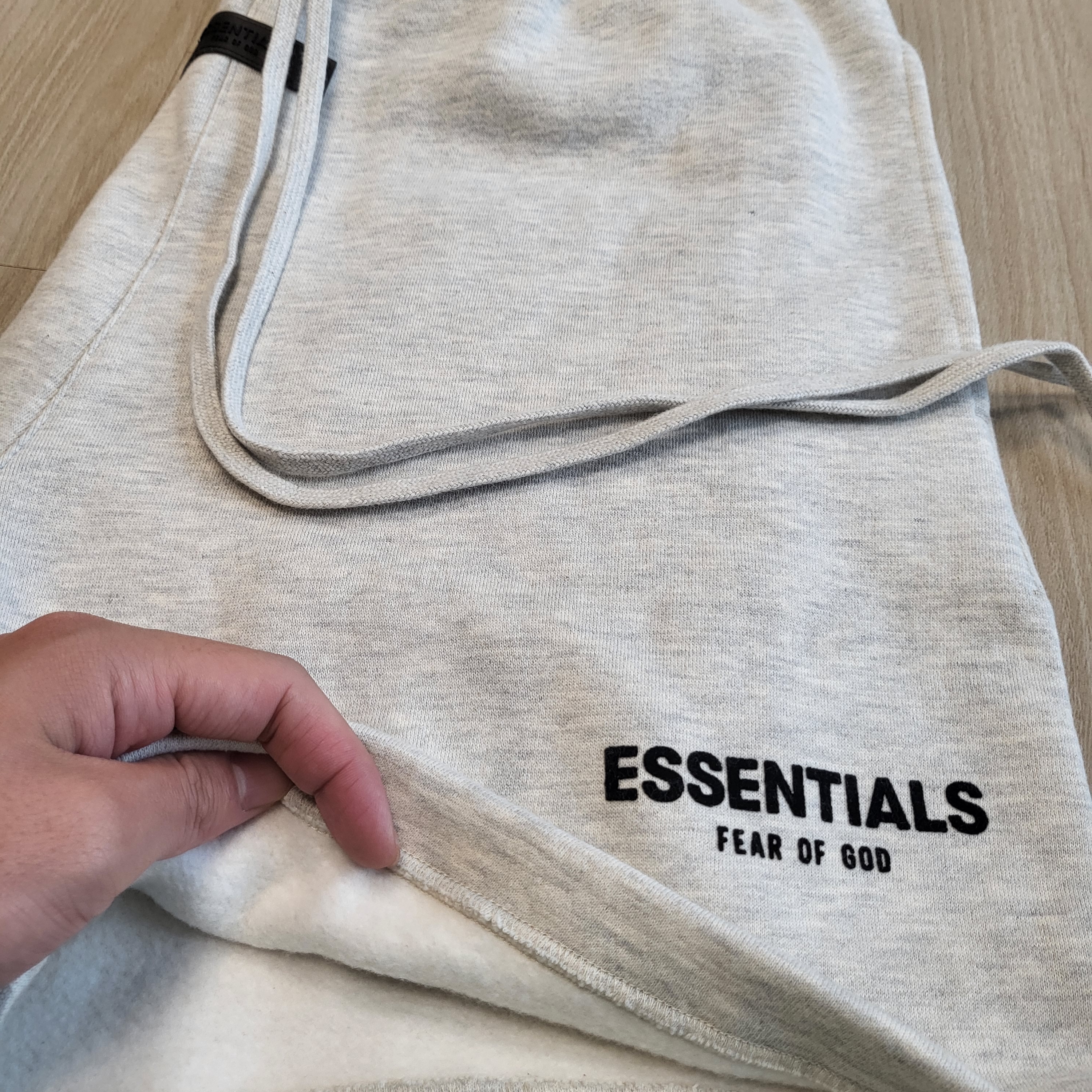 Essentials The Core Collection Sweatshorts Light Oatmeal 착용 스타일 - 3