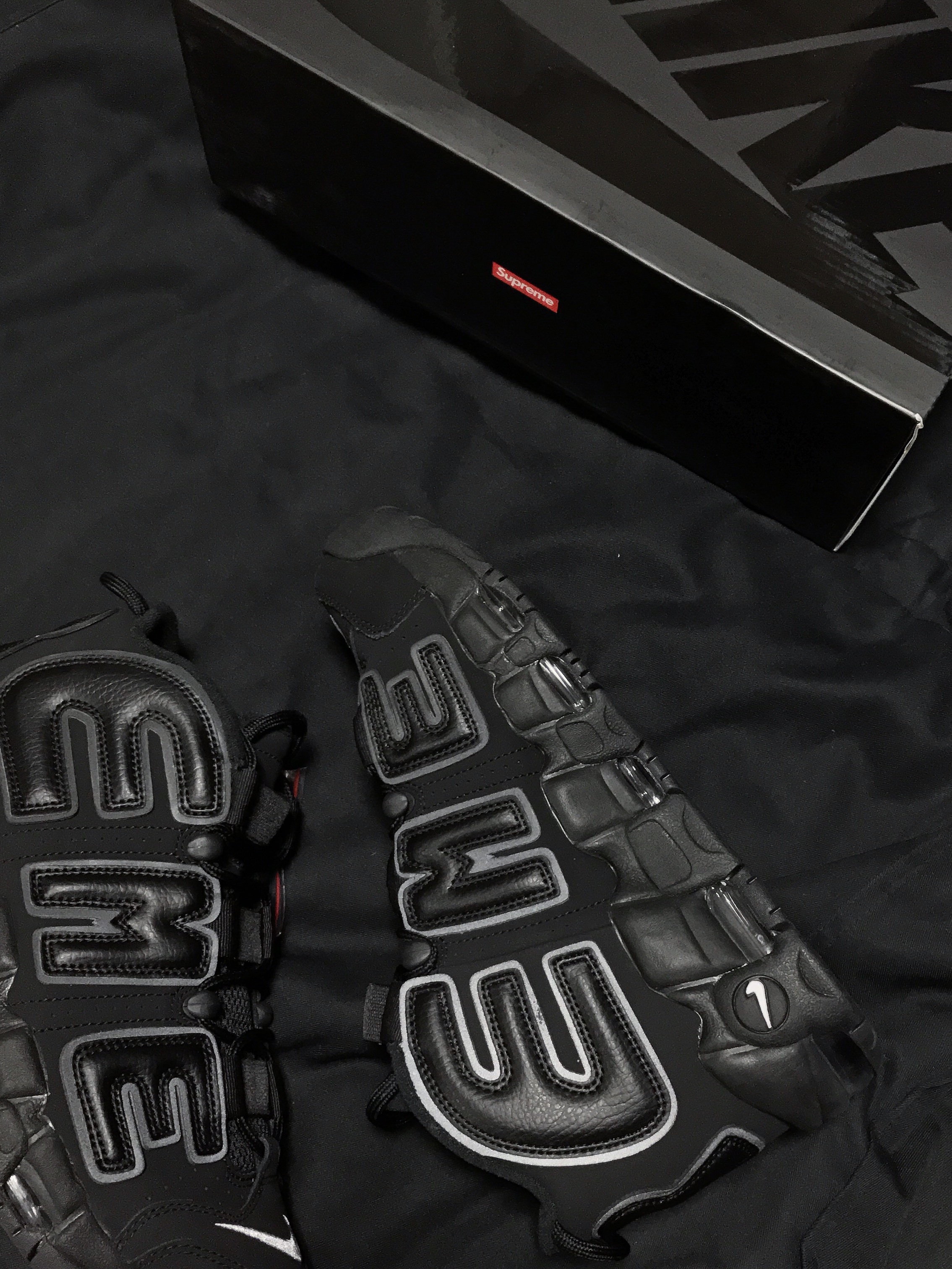 Nike x Supreme Air More Uptempo Suptempo Black 착용 스타일