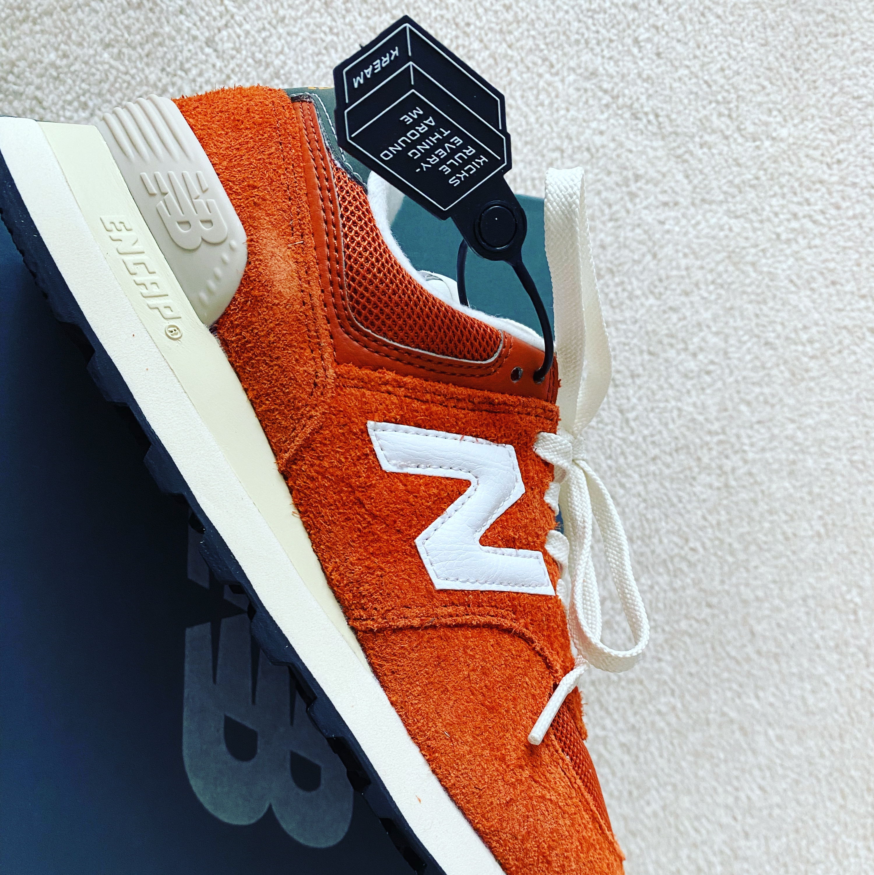 New Balance 574 Heritage Orange Burst White 착용 스타일
