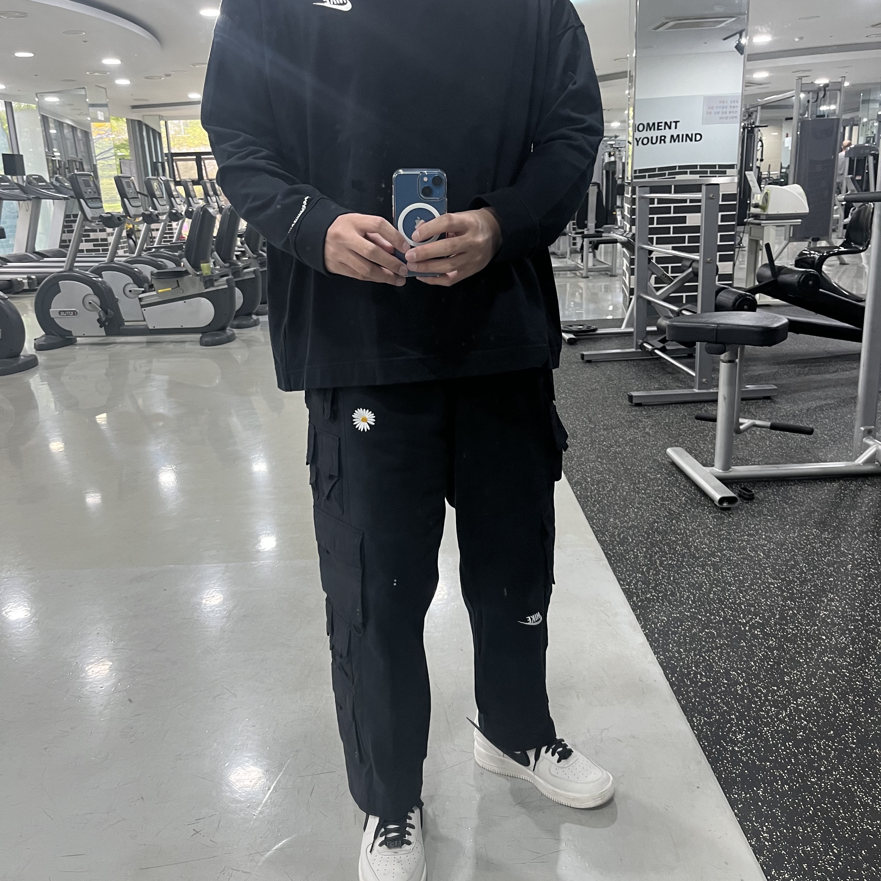Nike x Peaceminusone Wide Pants Black (DR0096-010), Nike x Peaceminusone LS T-Shirt Black (DR0098-010) 착용 스타일
