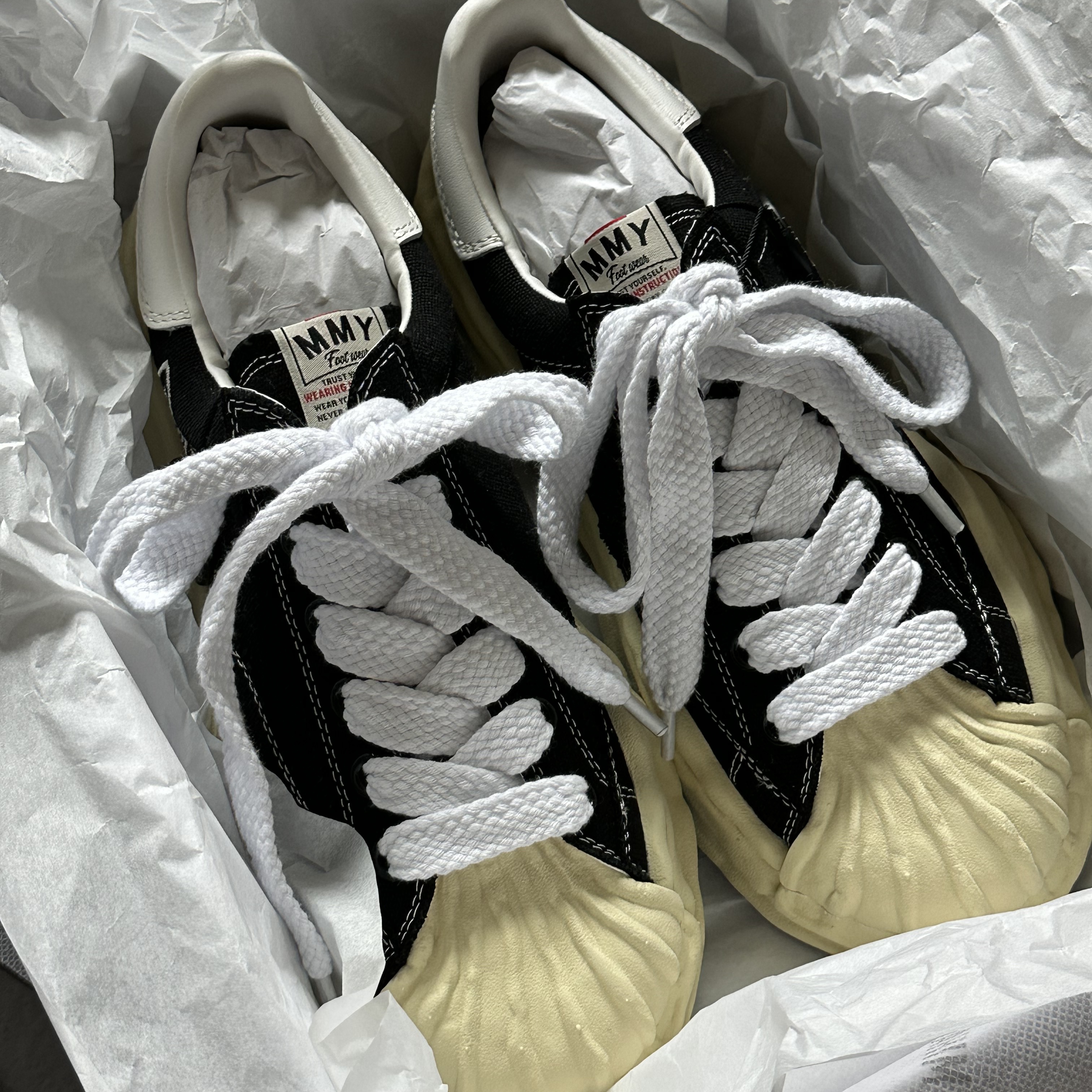 Maison Mihara Yasuhiro Blakey VL OG Sole Canvas Low-top Sneakers Black, Maison Mihara Yasuhiro Blakey OG Sole Canvas Low-top Sneakers Black White 착용 스타일 - 3
