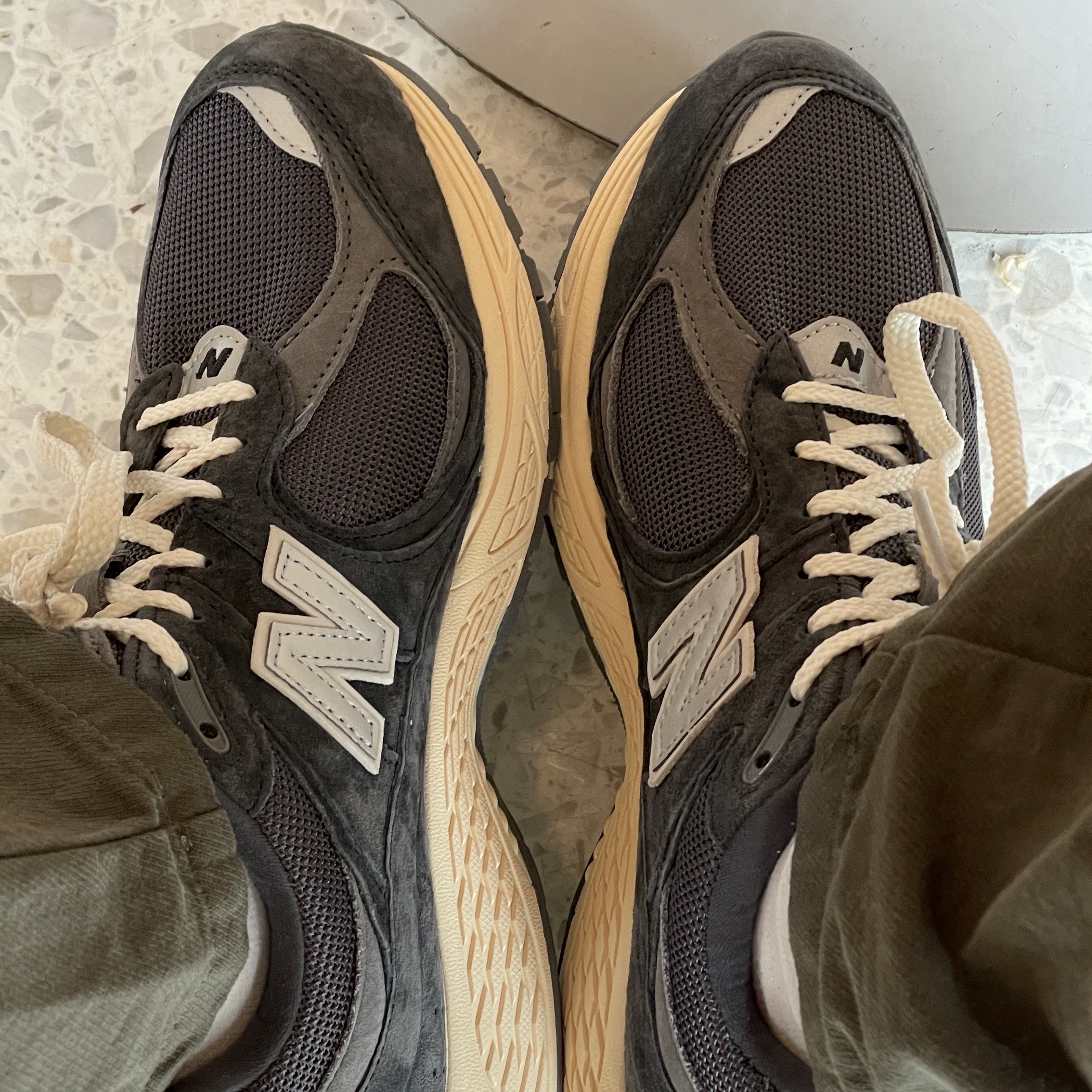 New Balance 2002R Special Vintage Black Grey 착용 스타일