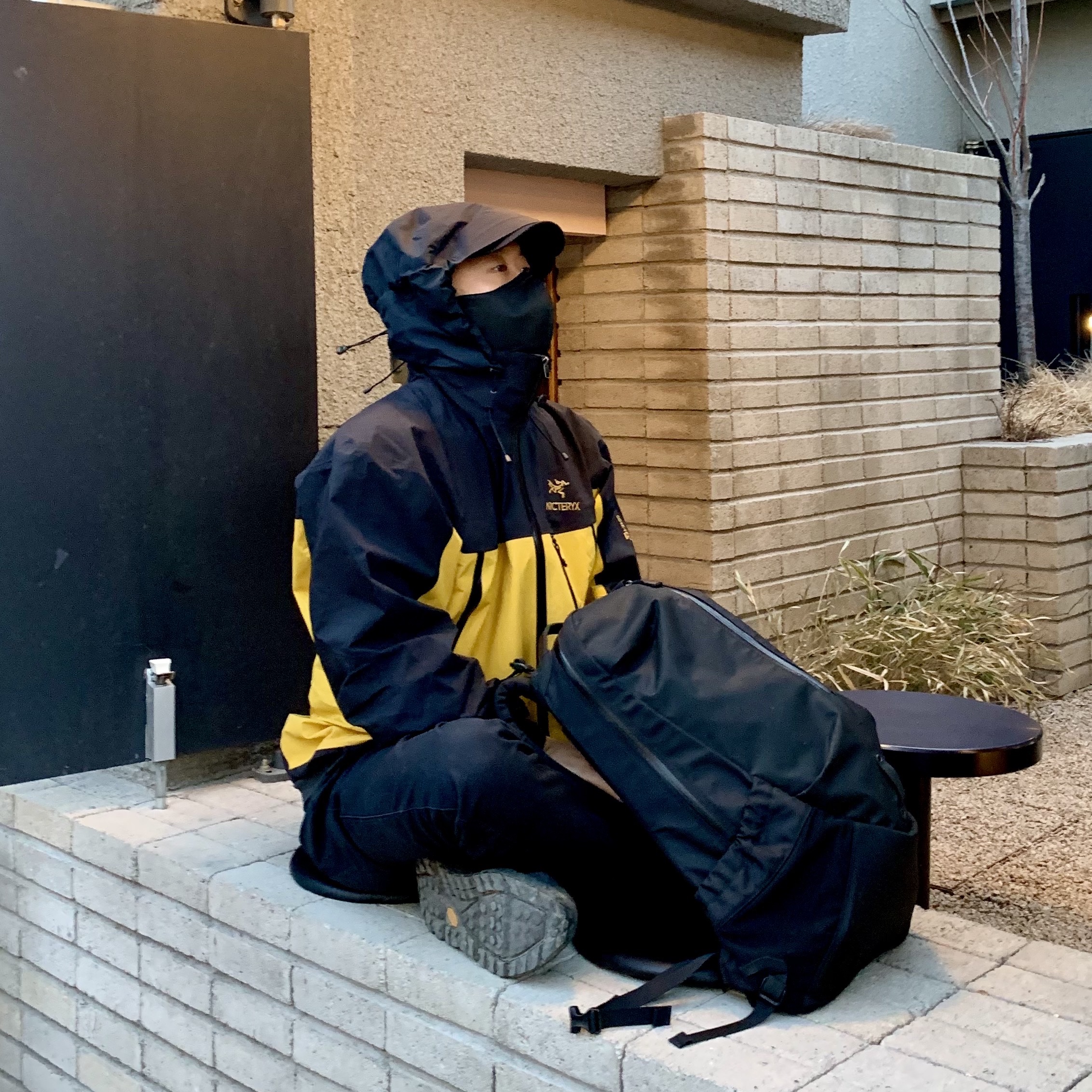 Palace x Arc'teryx 6-Panel Black - 20FW, Hoka Tor Ultra Hi 2 WP Black 착용 스타일