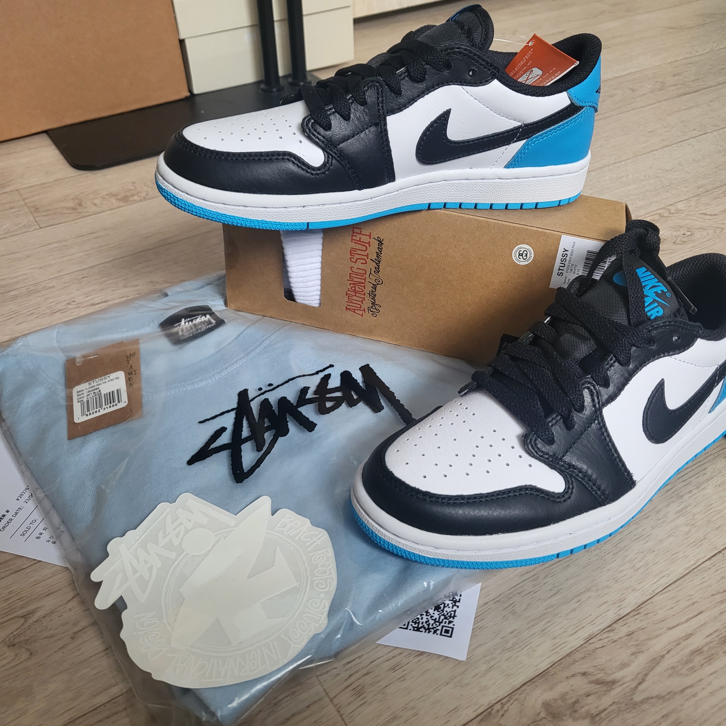 Jordan 1 Retro Low OG Black and Dark Powder Blue, Stussy Small Stock Crew Socks White (3 Pack) 착용 스타일 - 1
