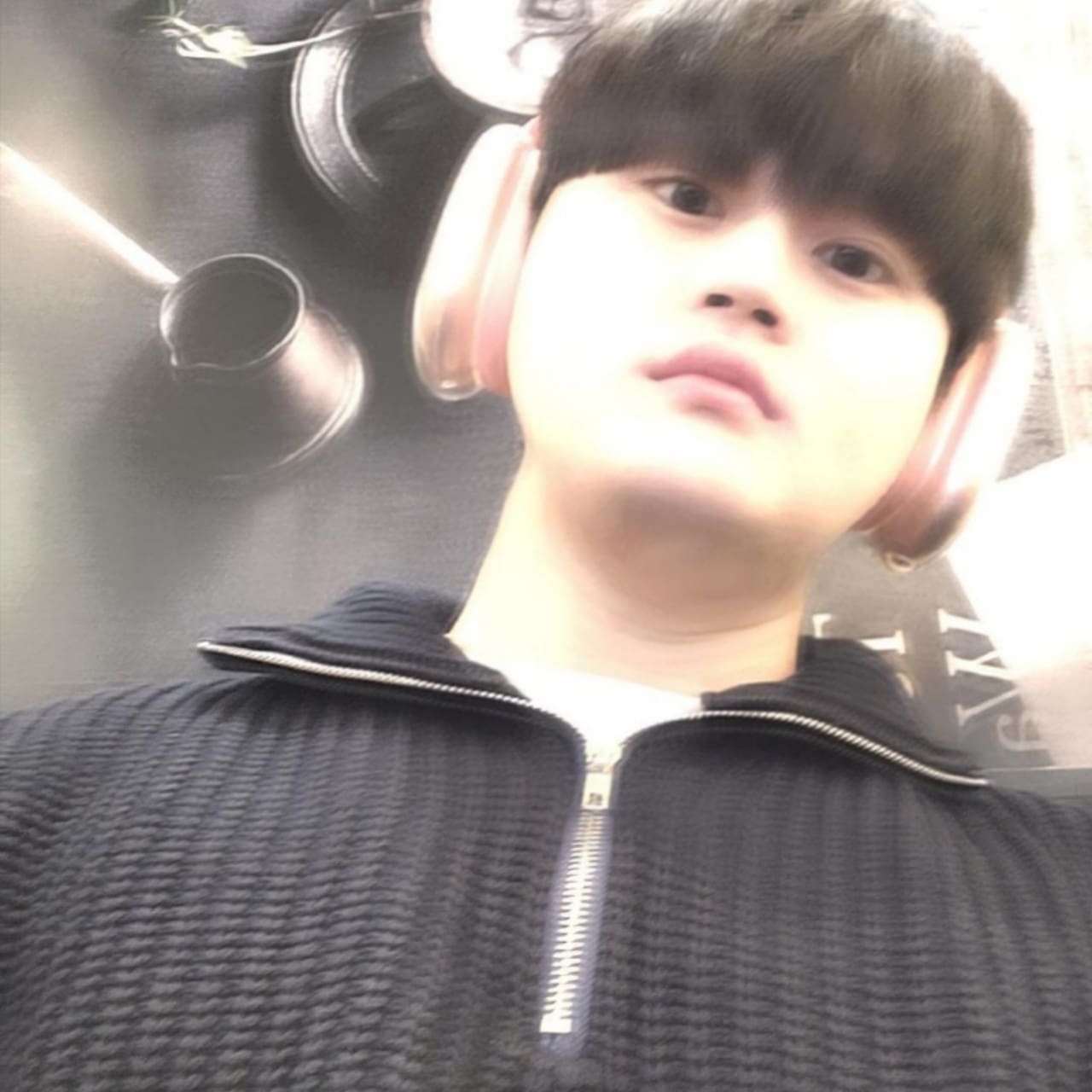 Apple AirPods Max Lightning Pink (Korean Ver.), IAB Studio T-Shirt White Navy - 22FW 착용 스타일