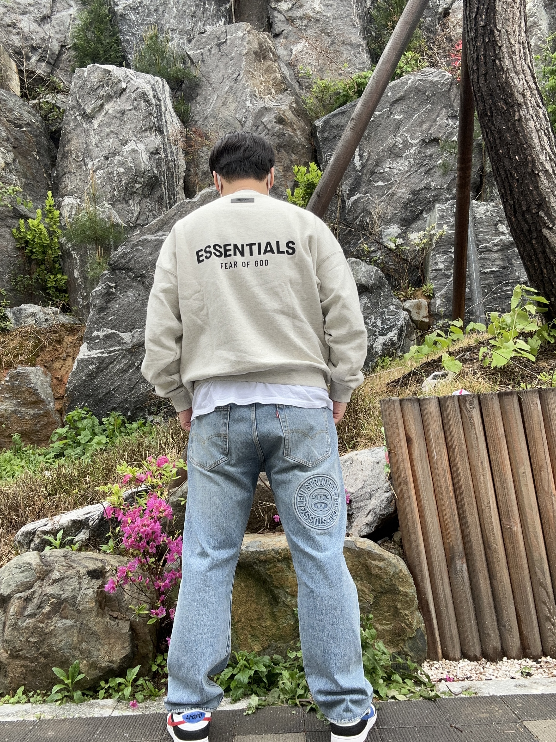 Stussy x Levi's Embossed 501 Jean Indigo, Essentials The Core Collection Crewneck Sweatshirt Light Oatmeal 착용 스타일 - 2