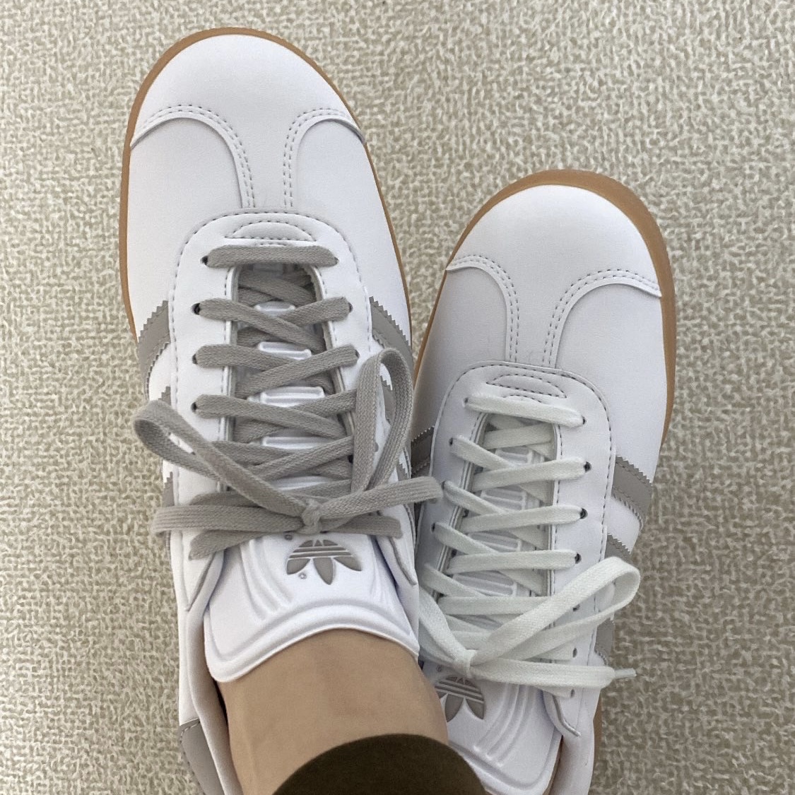 Adidas Gazelle White Grey 착용 스타일