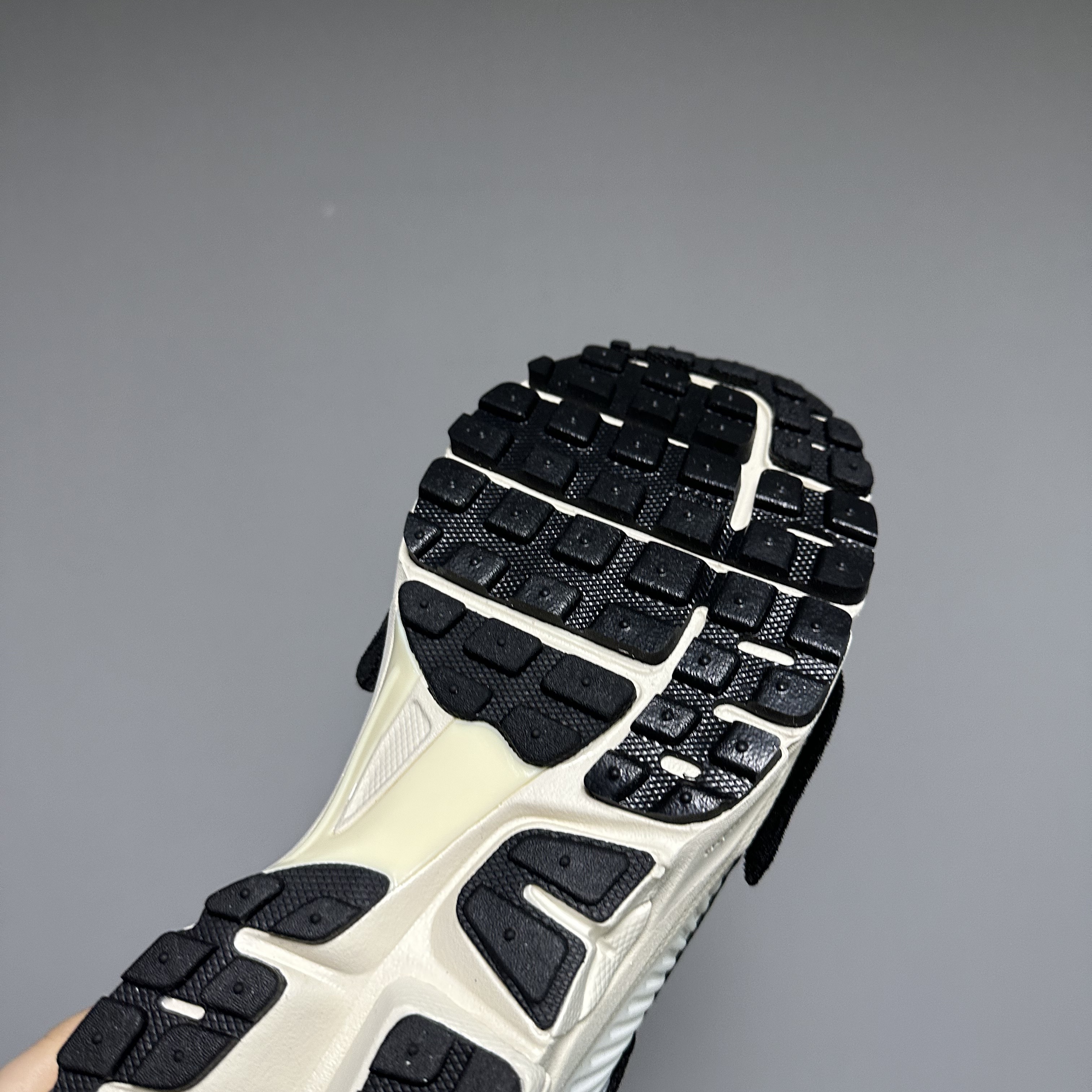(W) Nike Zoom Vomero 5 Wolf Grey and Black 착용 스타일 - 4