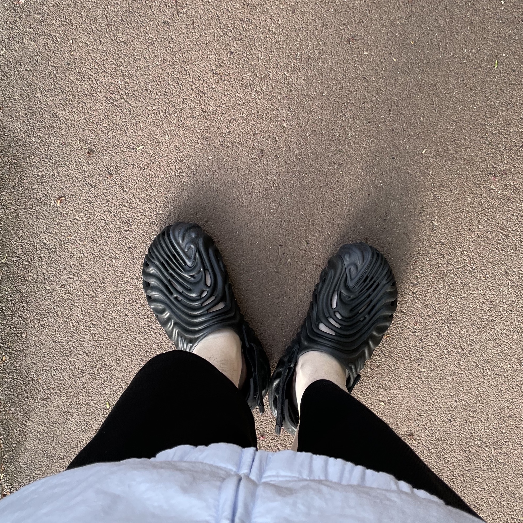 Crocs x Salehe Bembury Pollex Clog Sasquatch 착용 스타일 - 2