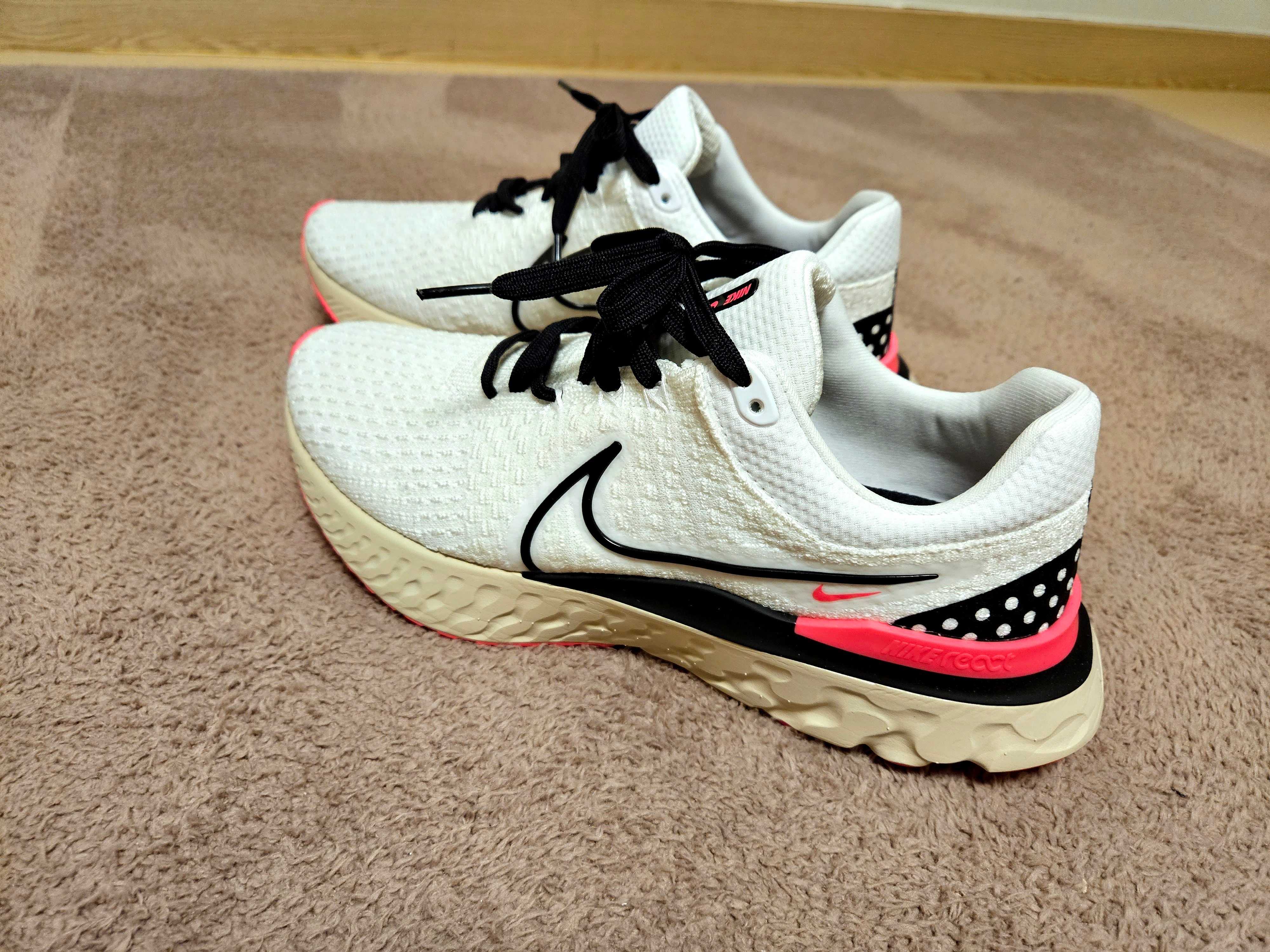 Nike React Infinity Run Flyknit 3 White Black 착용 스타일 - 3