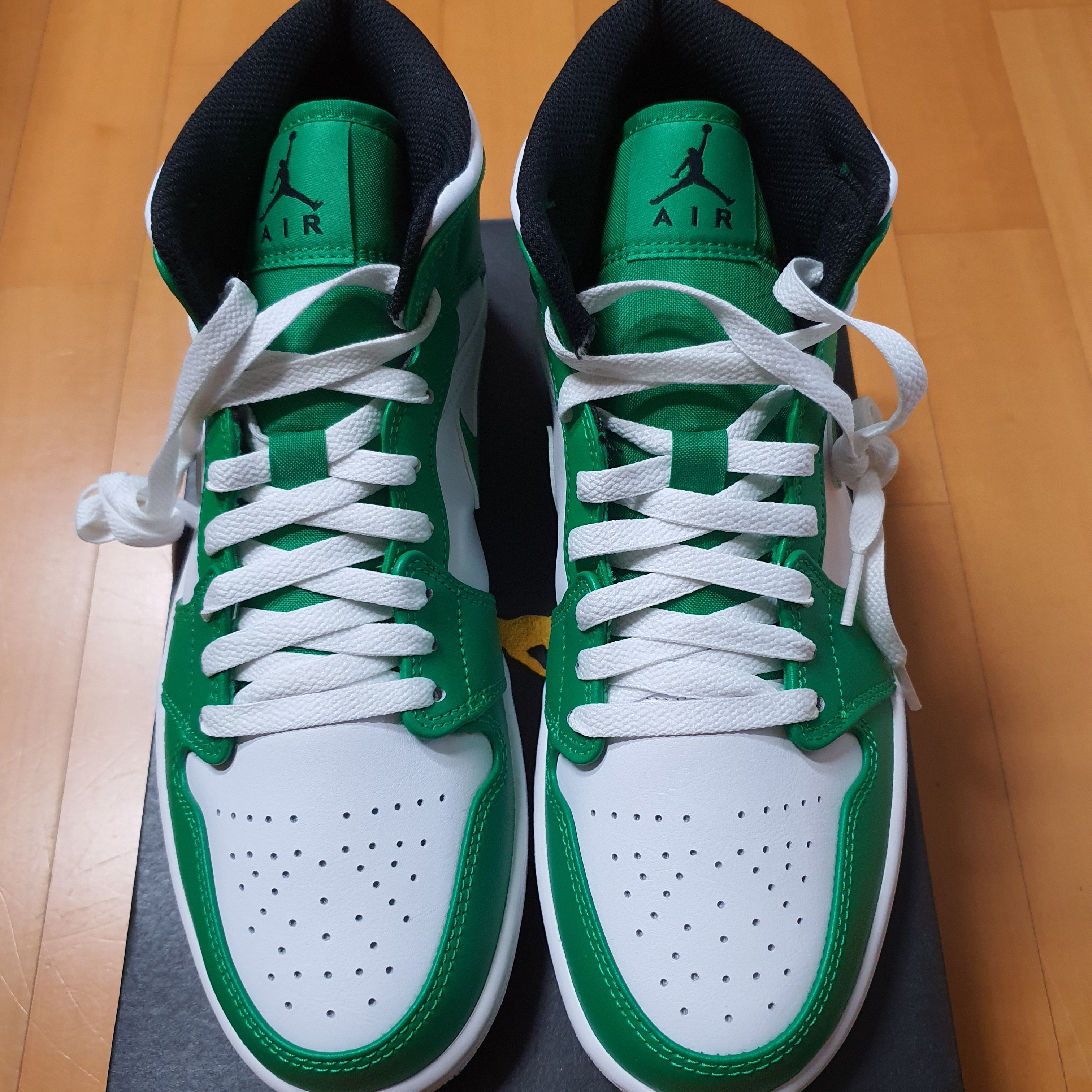 Jordan 1 Mid Lucky Green 착용 스타일 - 1