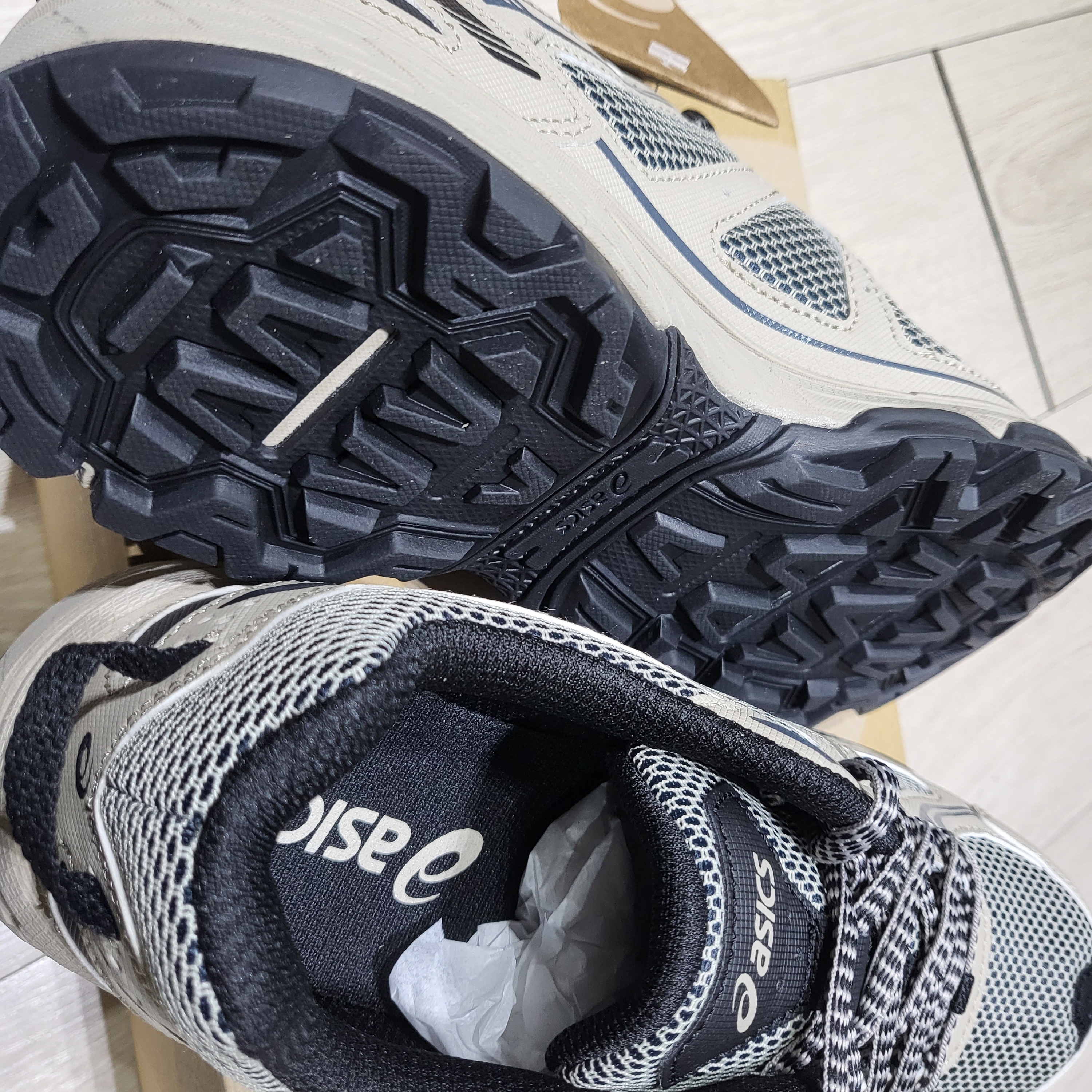 Asics Gel-Venture 6 Feather Grey Black 착용 스타일 - 3