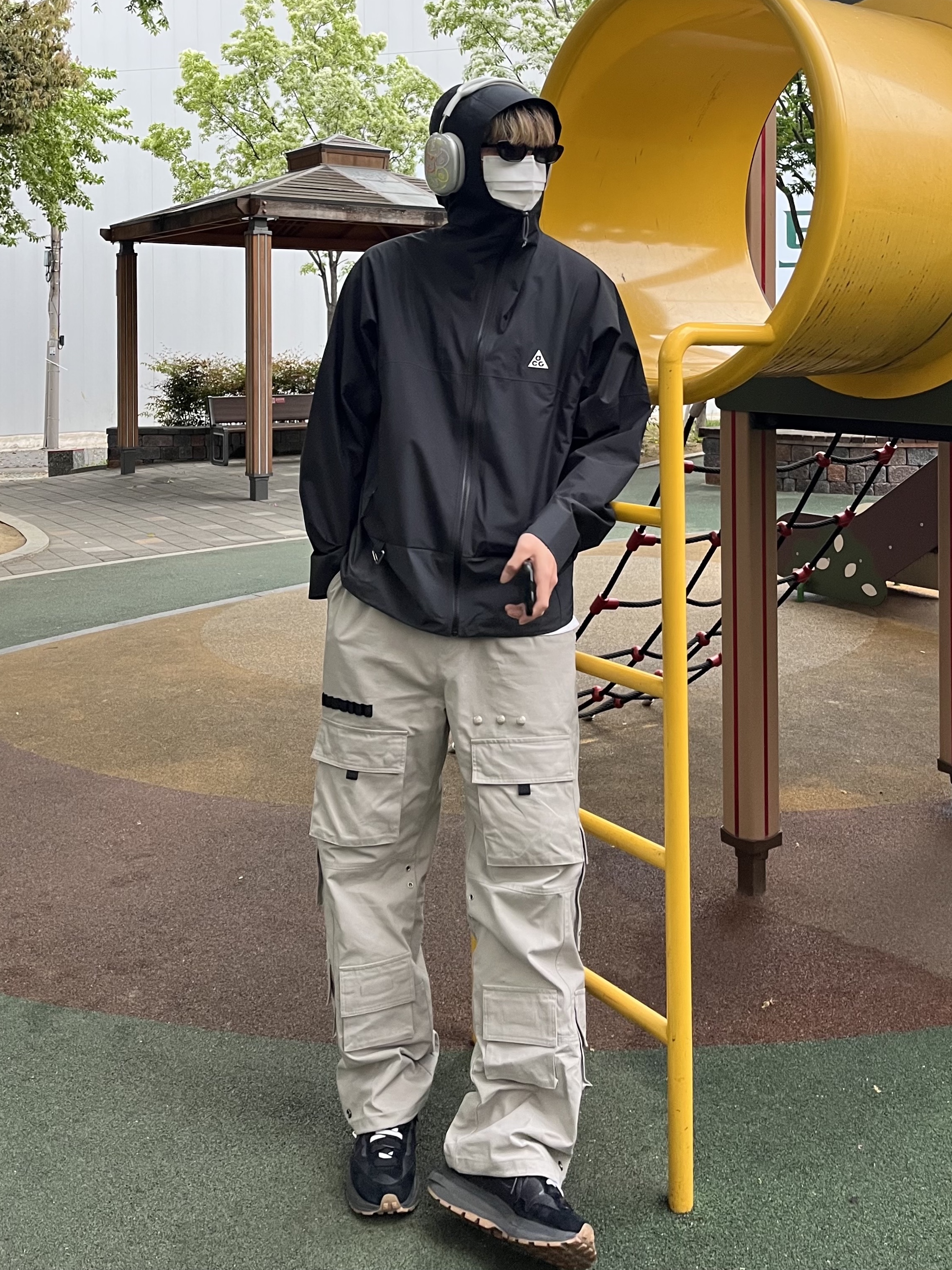 Nike ACG Storm-Fit ADV Cascade Rains Full Zip Shell Jacket Off Noir - US/EU, Nike x Sacai VaporWaffle Black and Gum 착용 스타일 - 1