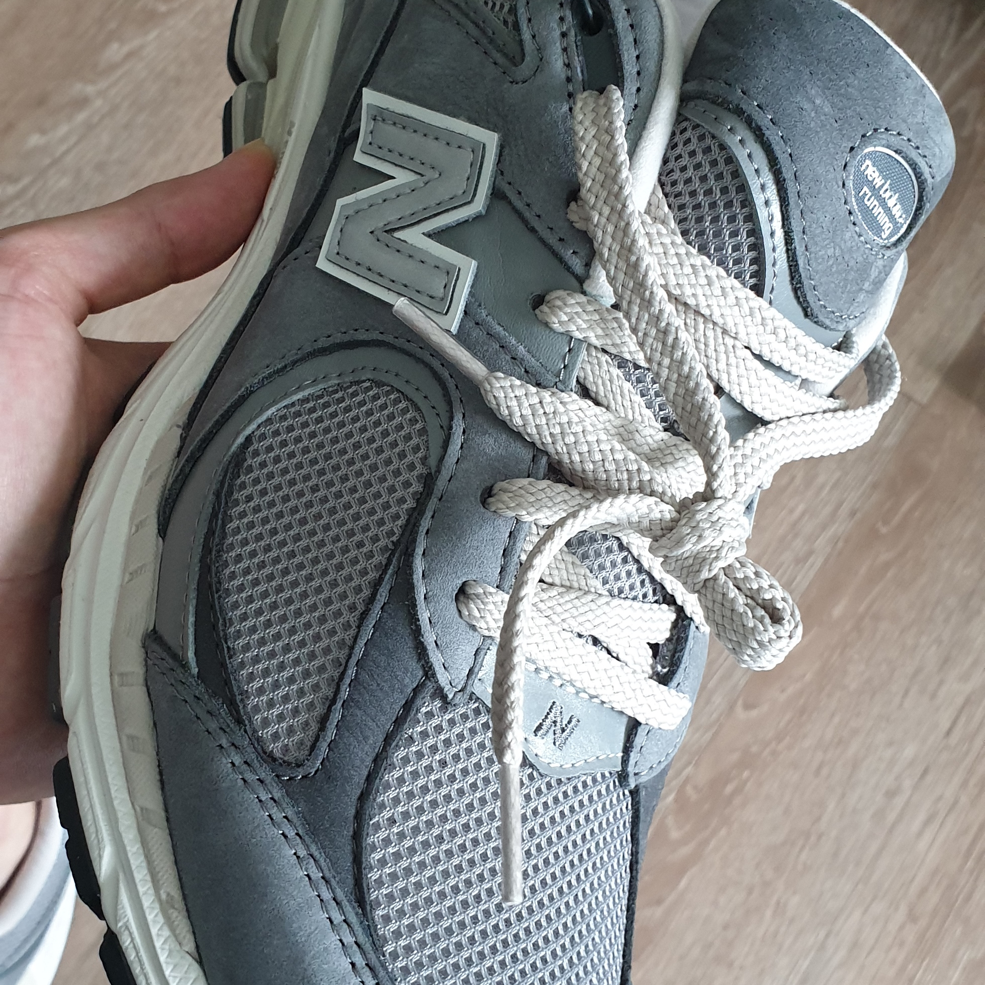 New Balance 2002R Premium Vintage Grey 착용 스타일