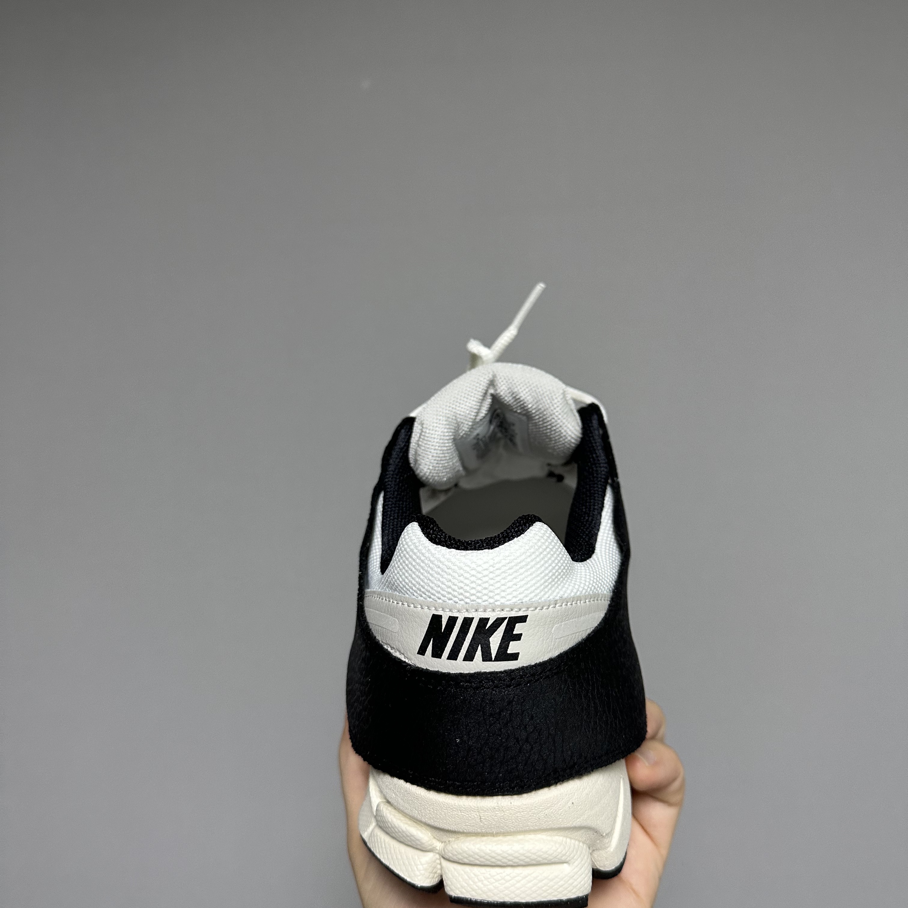 (W) Nike Zoom Vomero 5 Wolf Grey and Black 착용 스타일 - 2