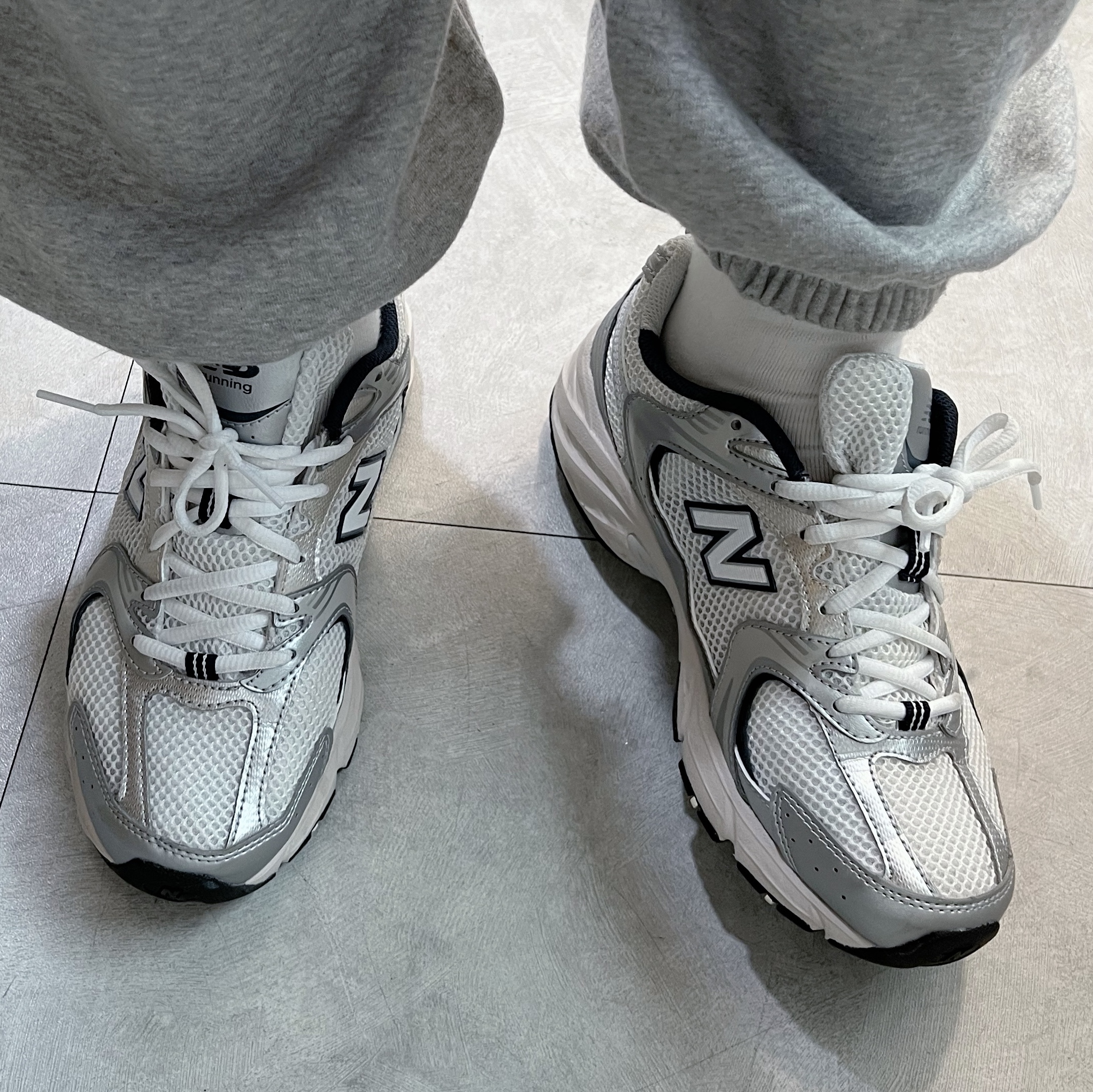 New Balance 530 Steel Grey 착용 스타일 - 2