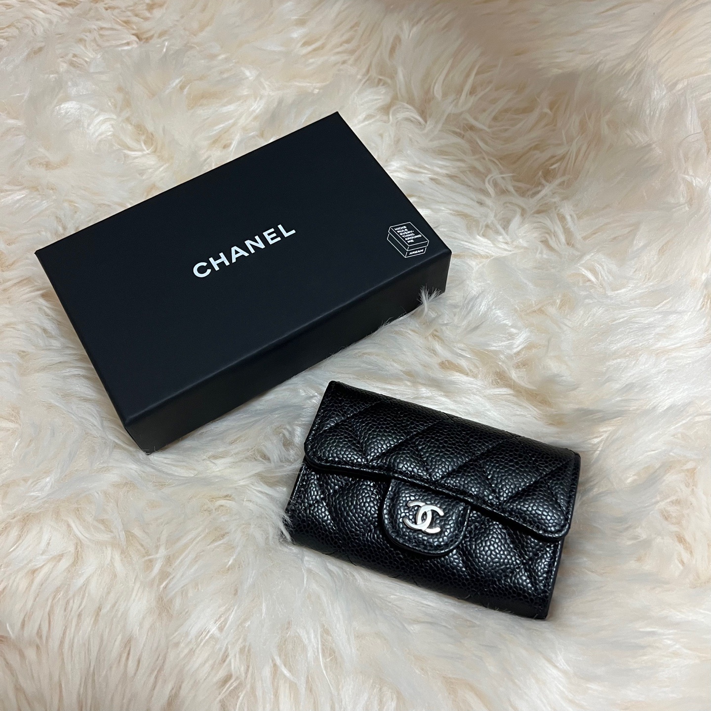Chanel Classic Card Holder Grained Calfskin & Silver Black 착용 스타일 - 1