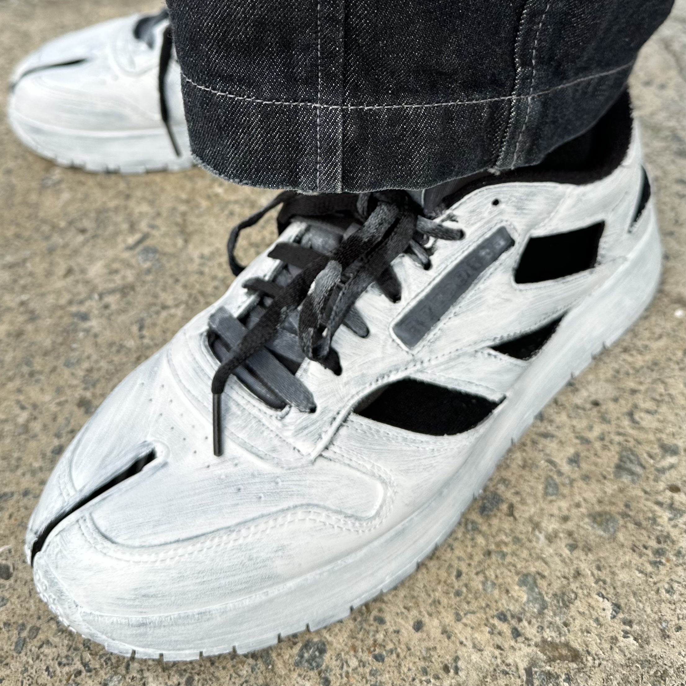 Reebok x Maison Margiela Classic Leather Decortique Tabi Shoes Bianchetto 착용 스타일