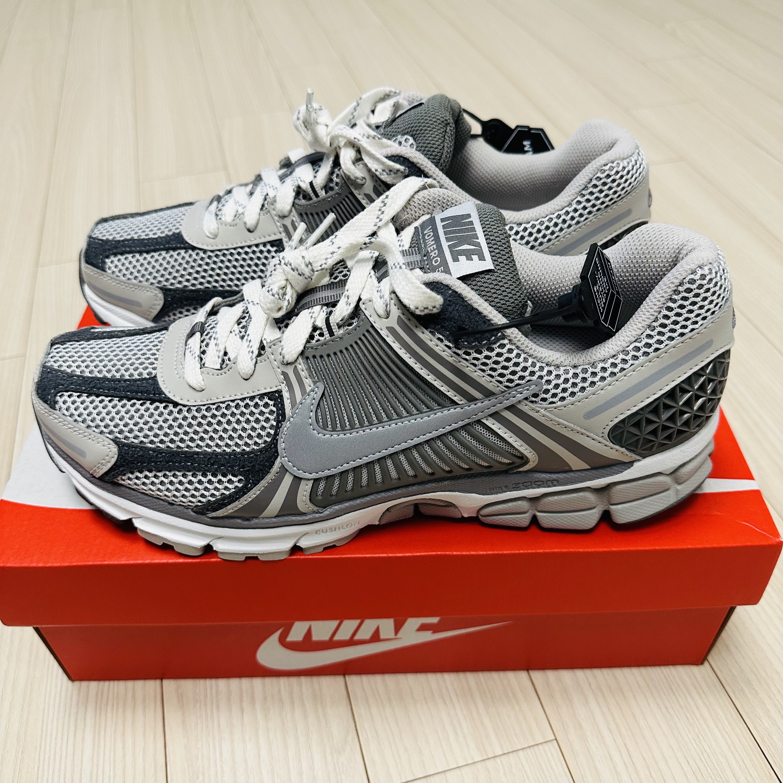 Nike Zoom Vomero 5 PRM Light Iron Ore and Flat Fewter 착용 스타일 - 2
