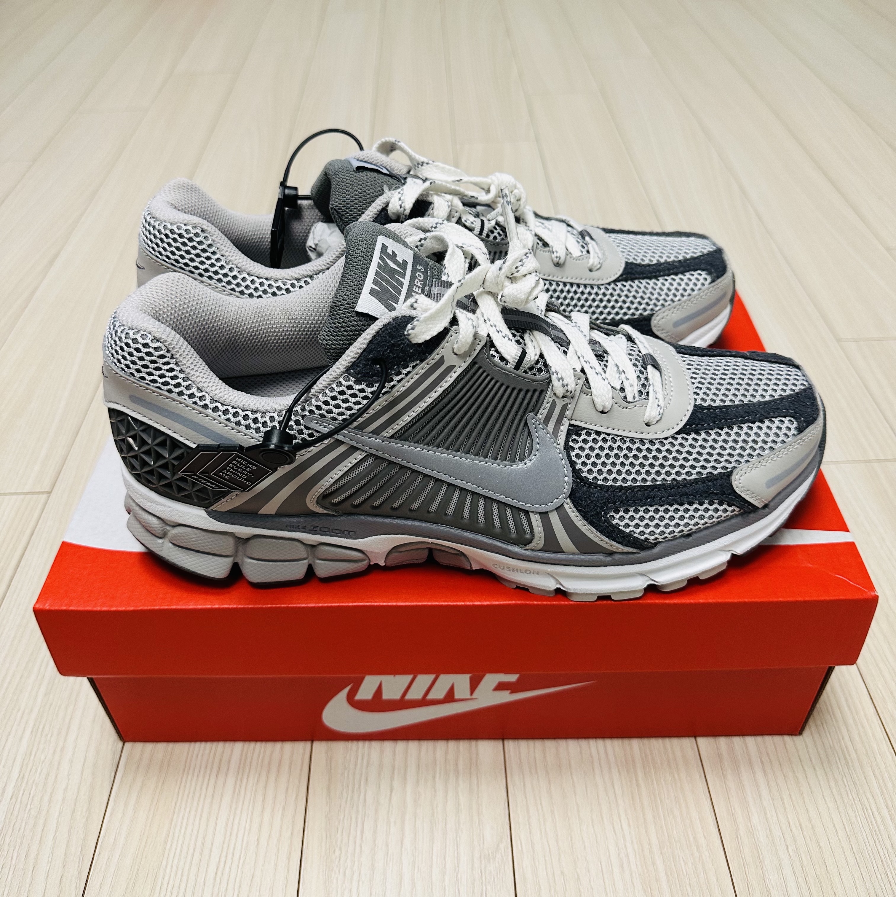 Nike Zoom Vomero 5 PRM Light Iron Ore and Flat Fewter 착용 스타일 - 1