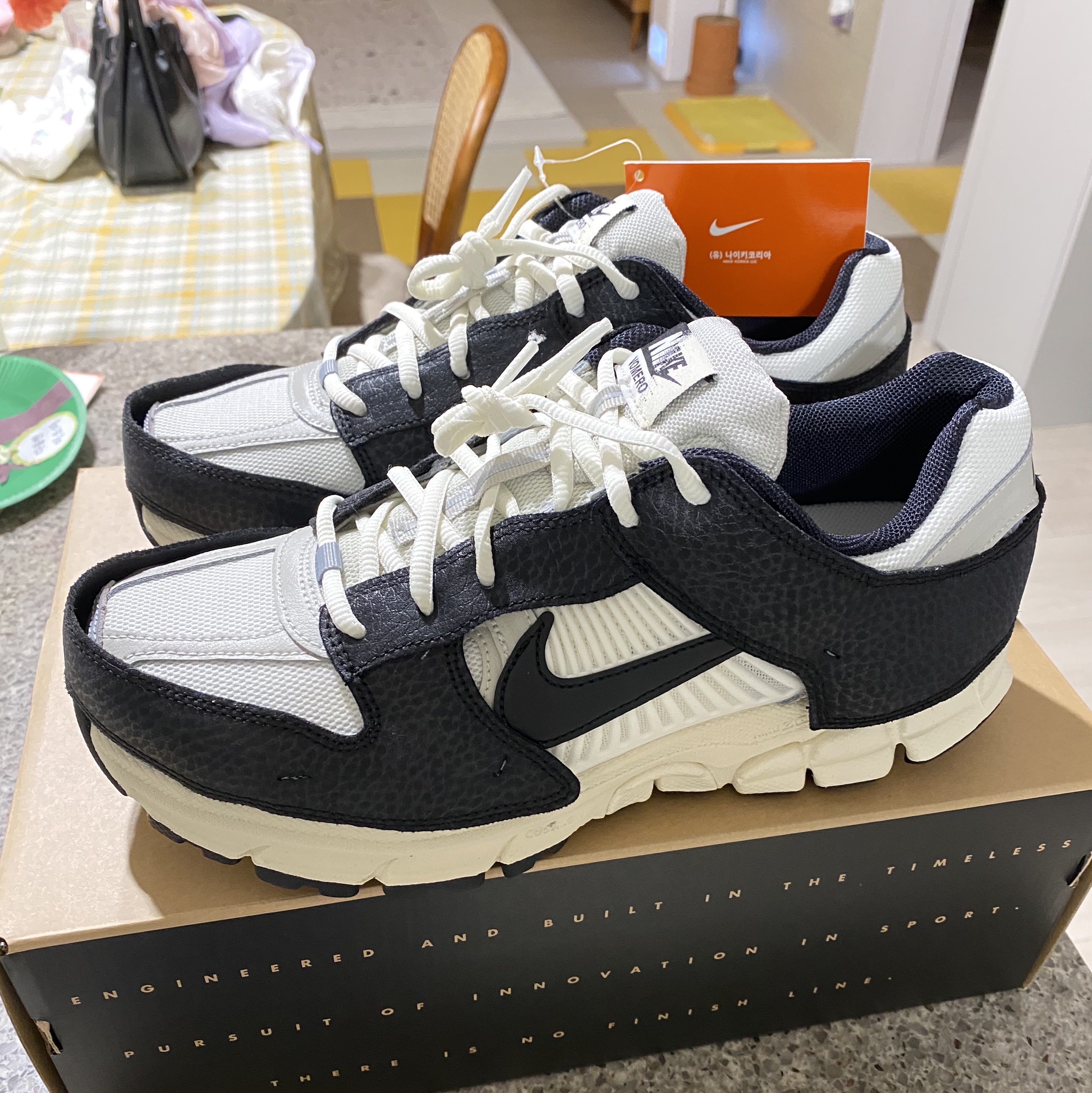 (W) Nike Zoom Vomero 5 Wolf Grey and Black 착용 스타일 - 1