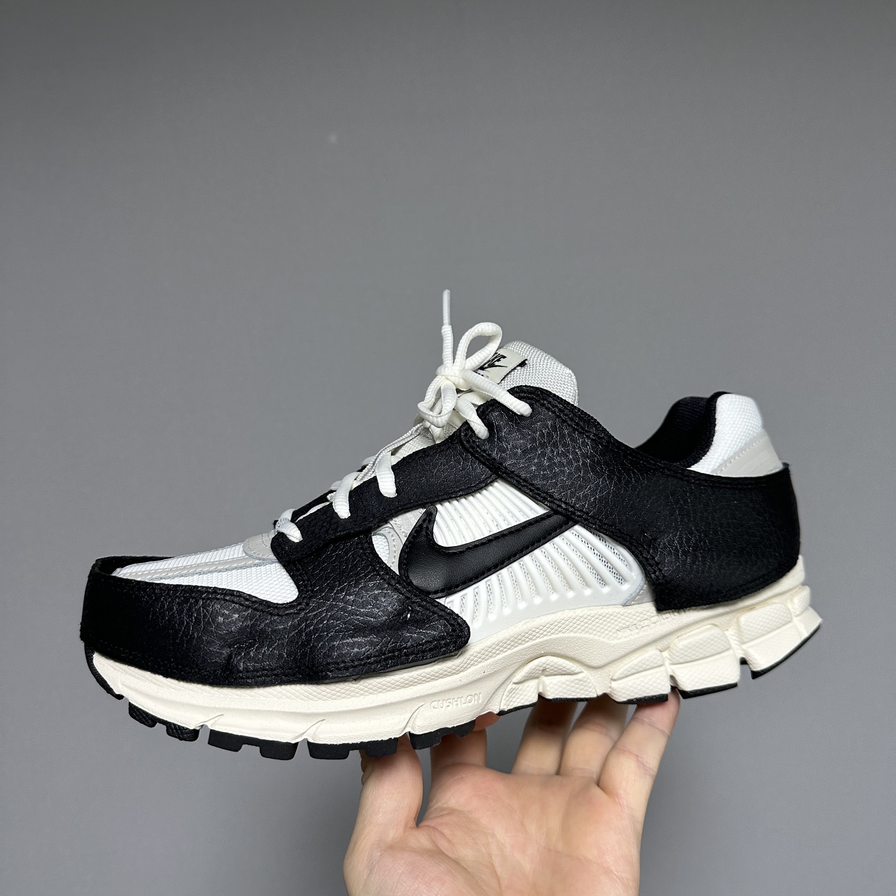 (W) Nike Zoom Vomero 5 Wolf Grey and Black 착용 스타일 - 1