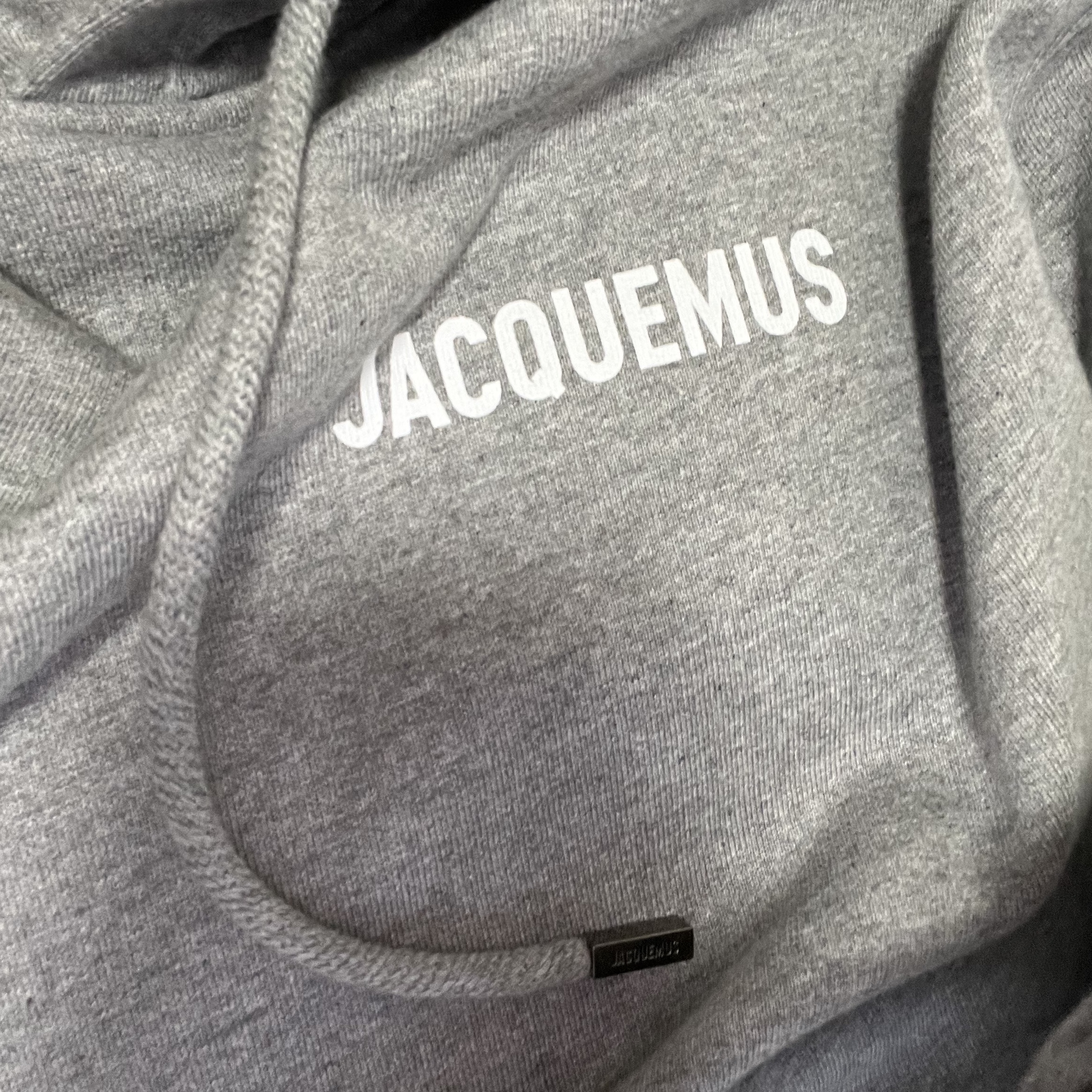 Jacquemus Le Sweatshirt Printed Logo Hoodie Grey 착용 스타일