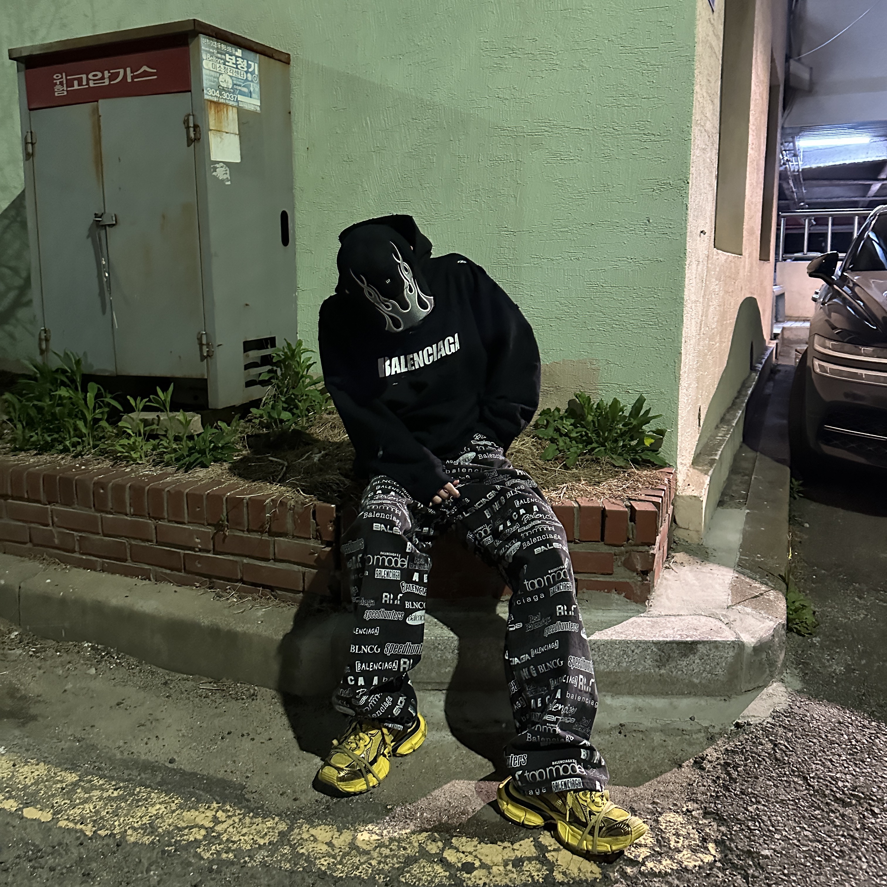 Yeezy Gap Engineered By Balenciaga Flame Cap Black, Balenciaga Destroyed Hoodie Black White 착용 스타일