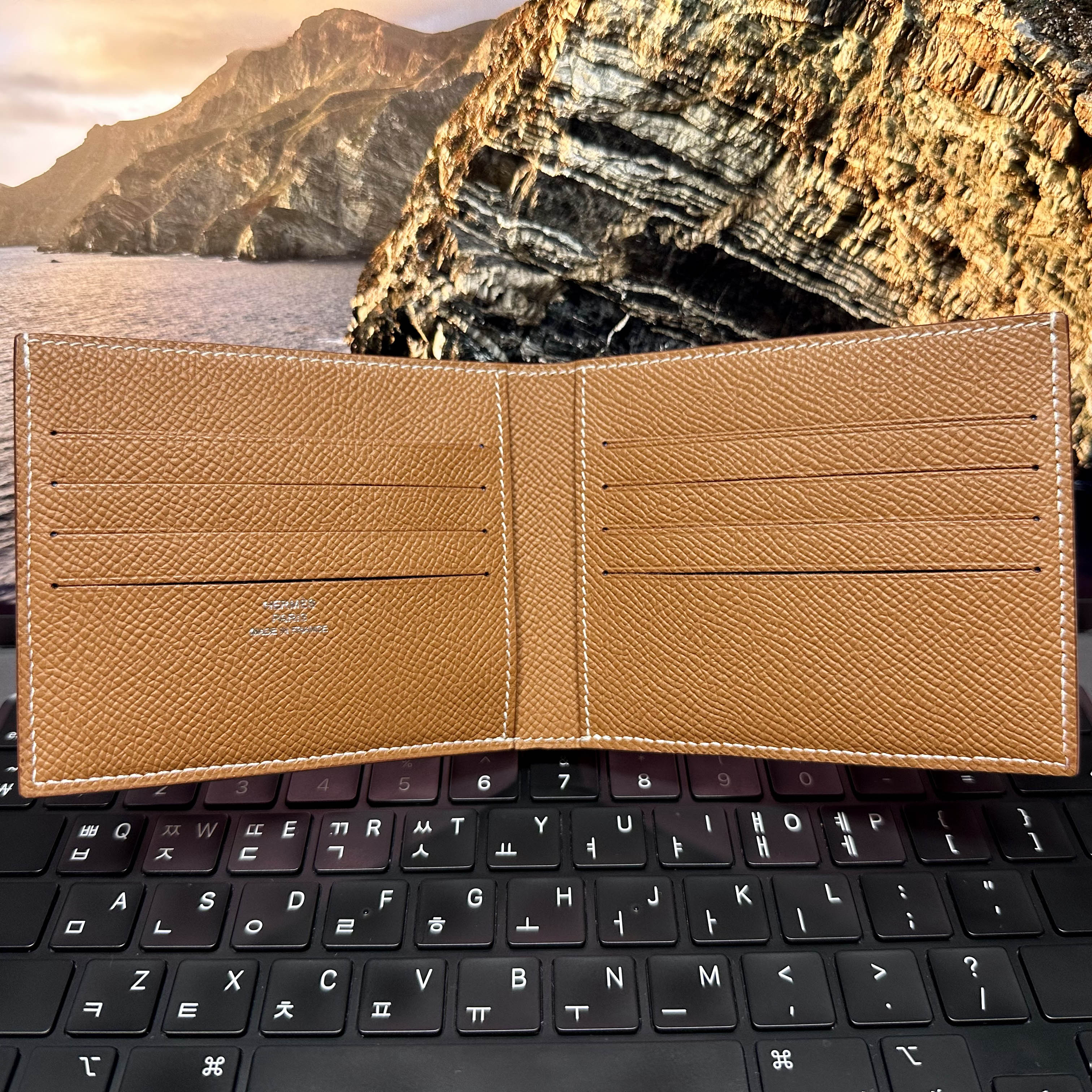 Hermes Citizen Twill Compact Wallet Epsom & Gold Bleu France Bleu Saphir 착용 스타일 - 3