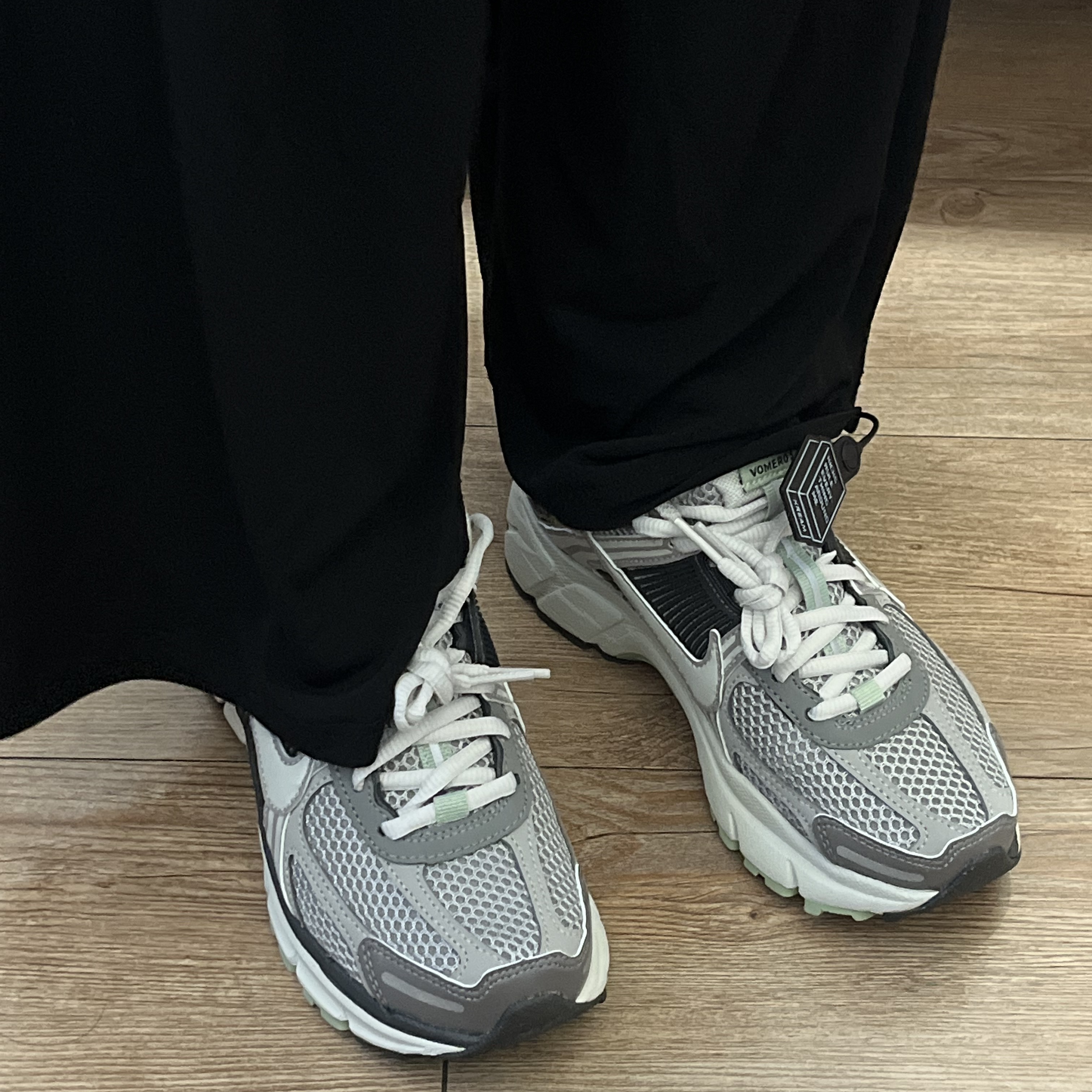 (W) Nike Zoom Vomero 5 Cobblestone and Flat Pewter 착용 스타일