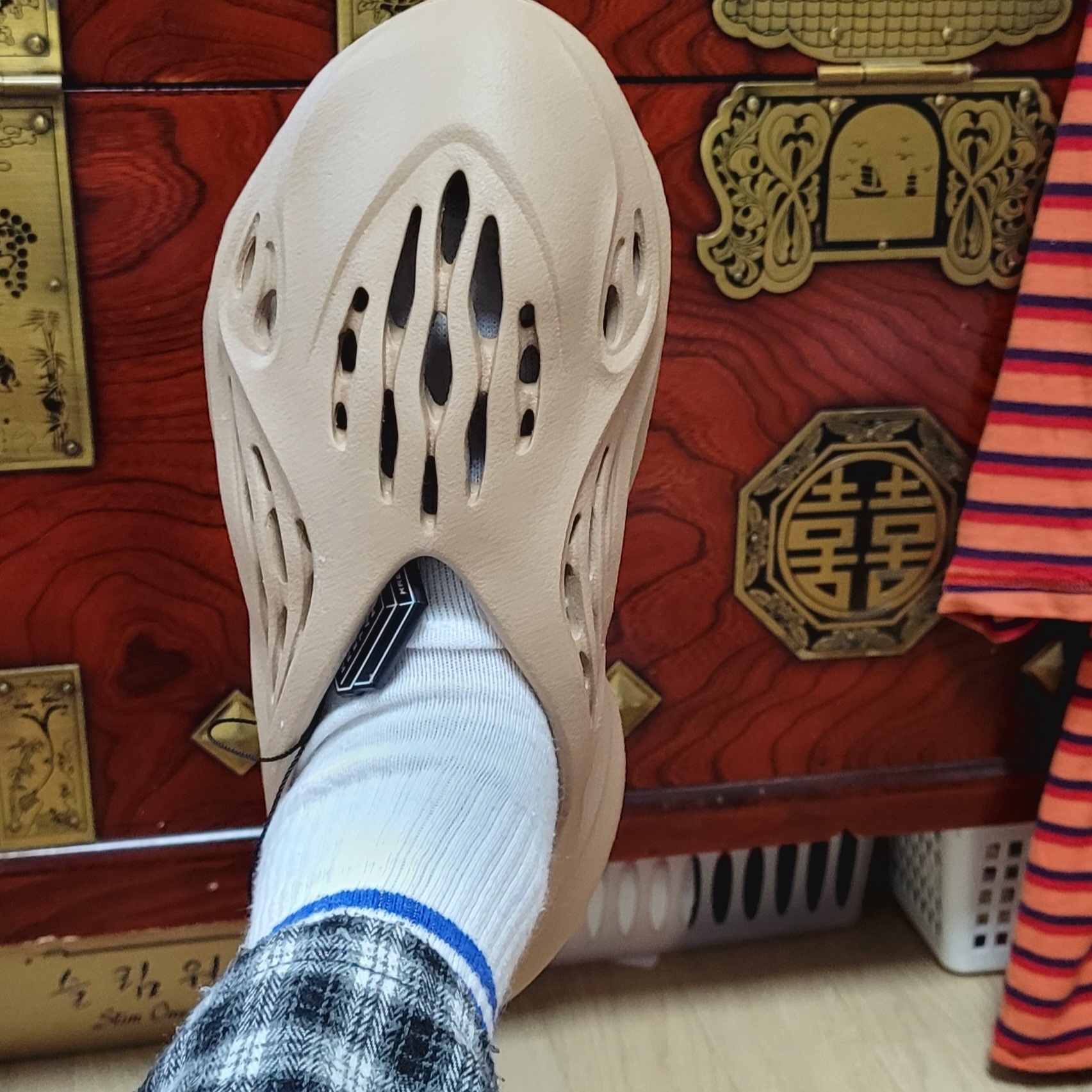 Adidas Yeezy Foam RNNR Ochre 착용 스타일 - 2