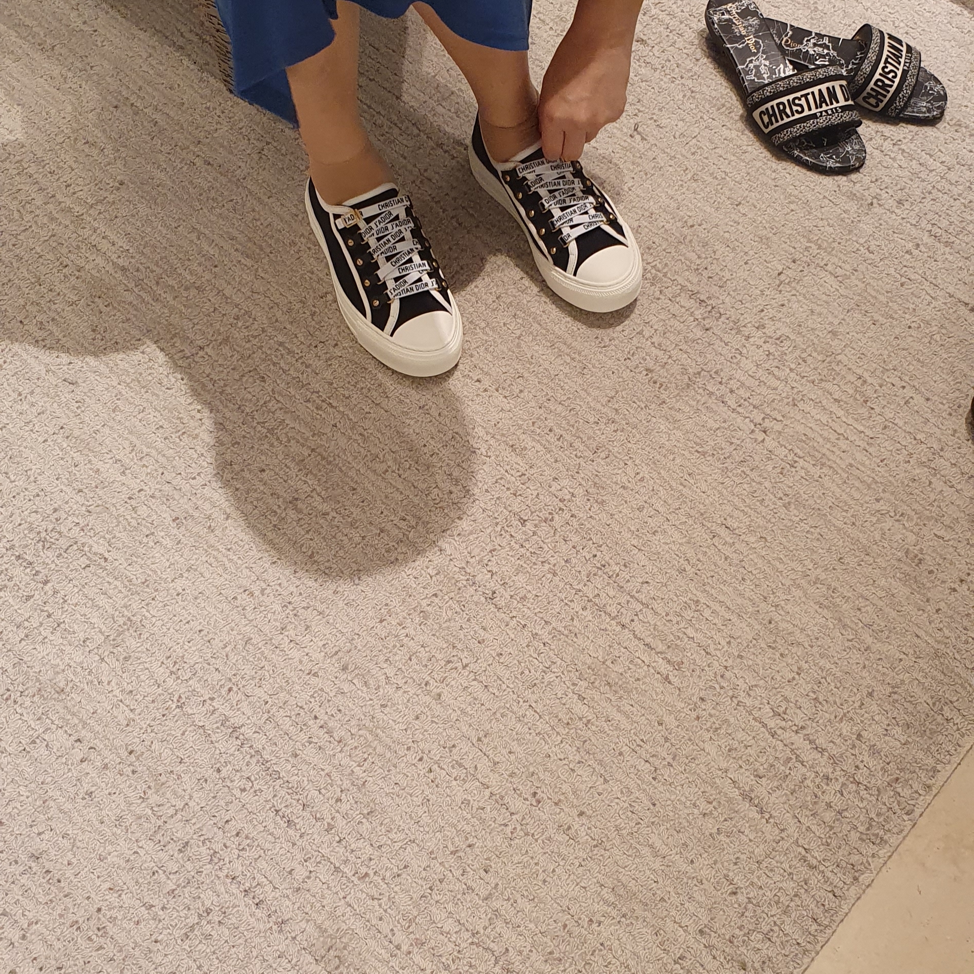 (W) Dior Walk'N'Dior Sneakers Canvas Black 착용 스타일