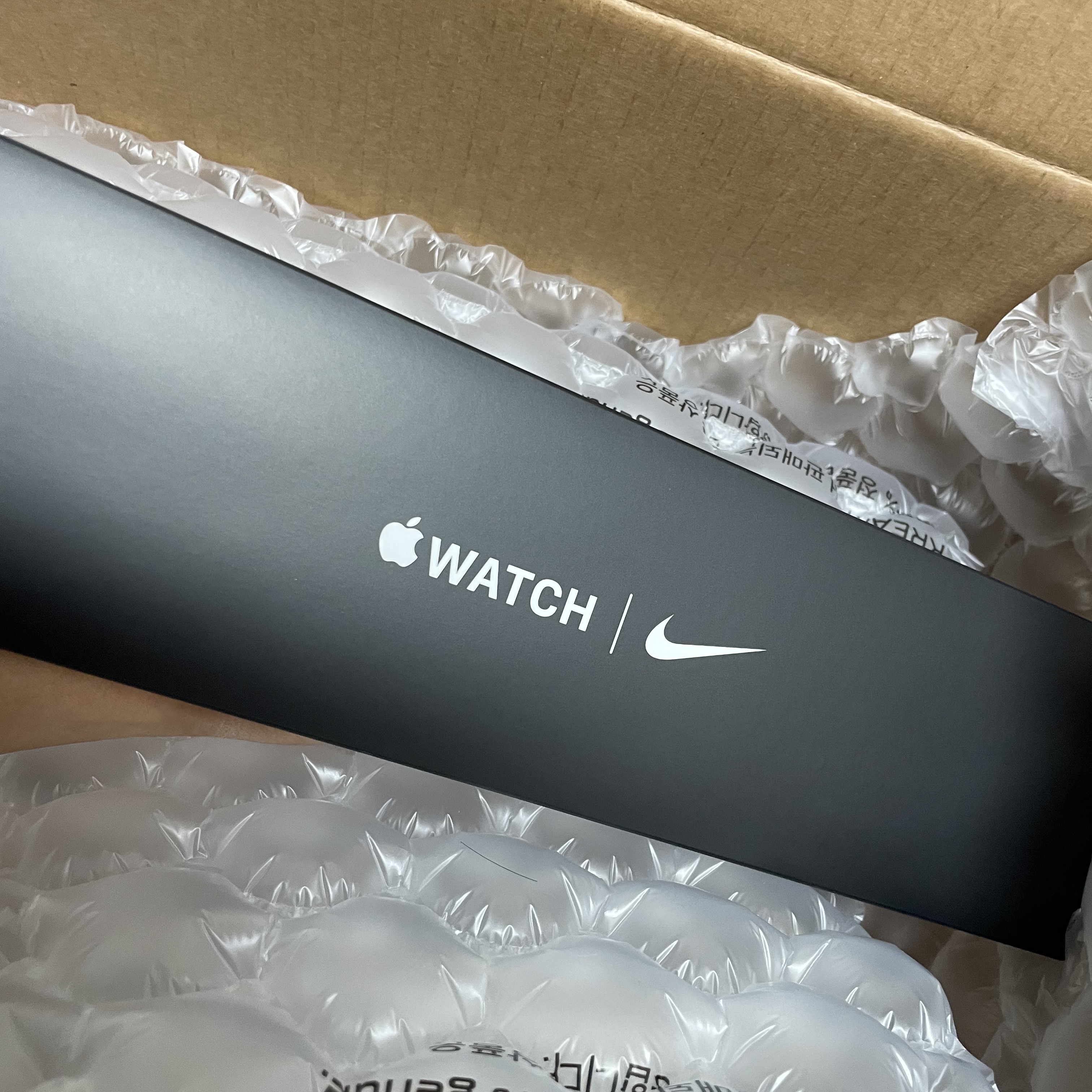 Apple Watch Nike SE 40mm Cellular Silver Aluminum Case with Nike Sport Band USB C Pure Platinum Black (Korean Ver.) 착용 스타일