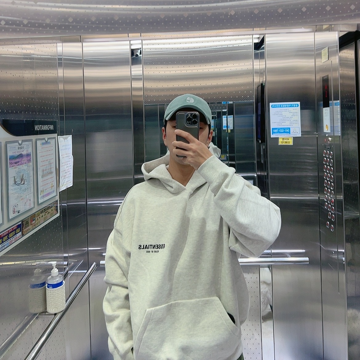 Essentials The Core Collection Hoodie Light Oatmeal 착용 스타일