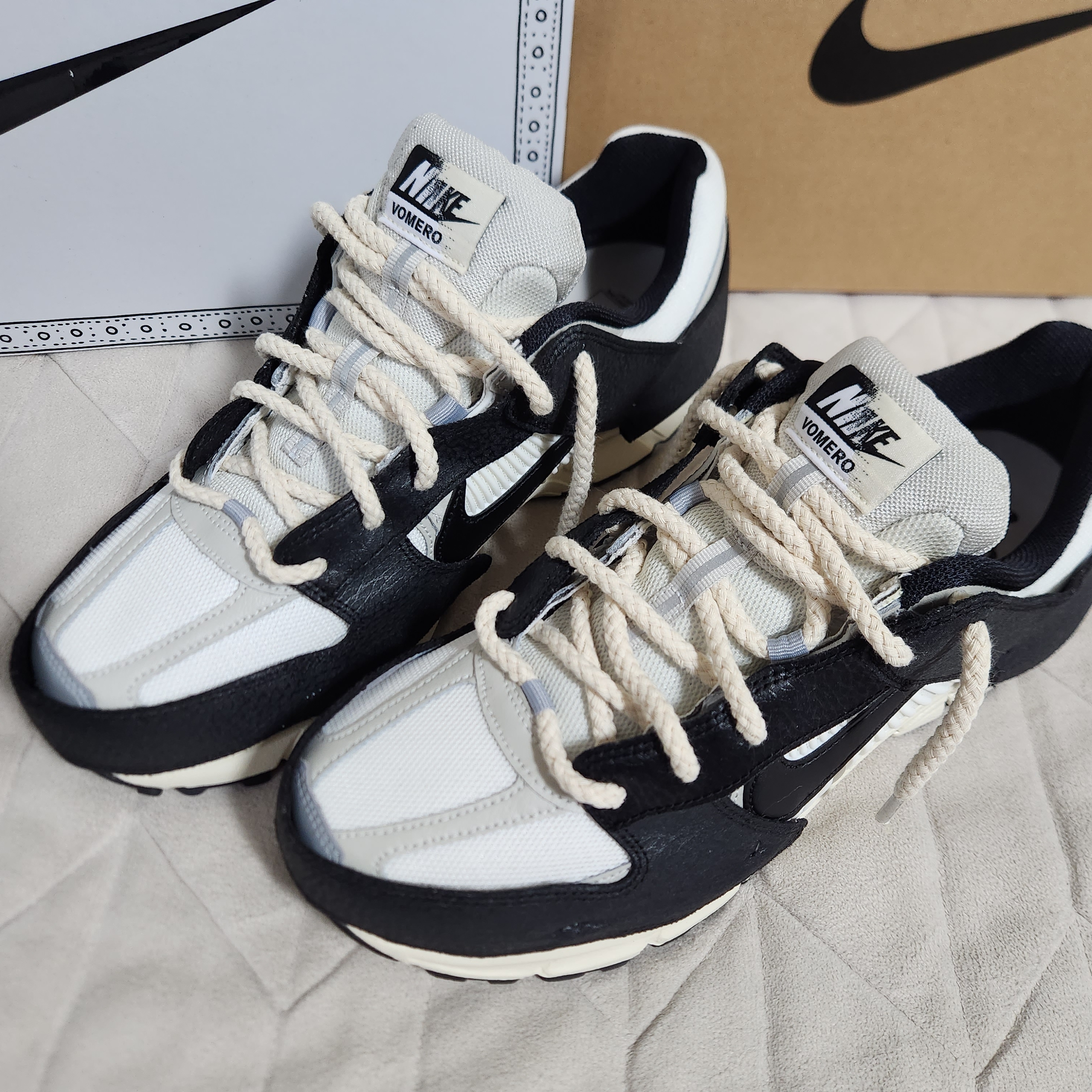 (W) Nike Zoom Vomero 5 Wolf Grey and Black 착용 스타일 - 1