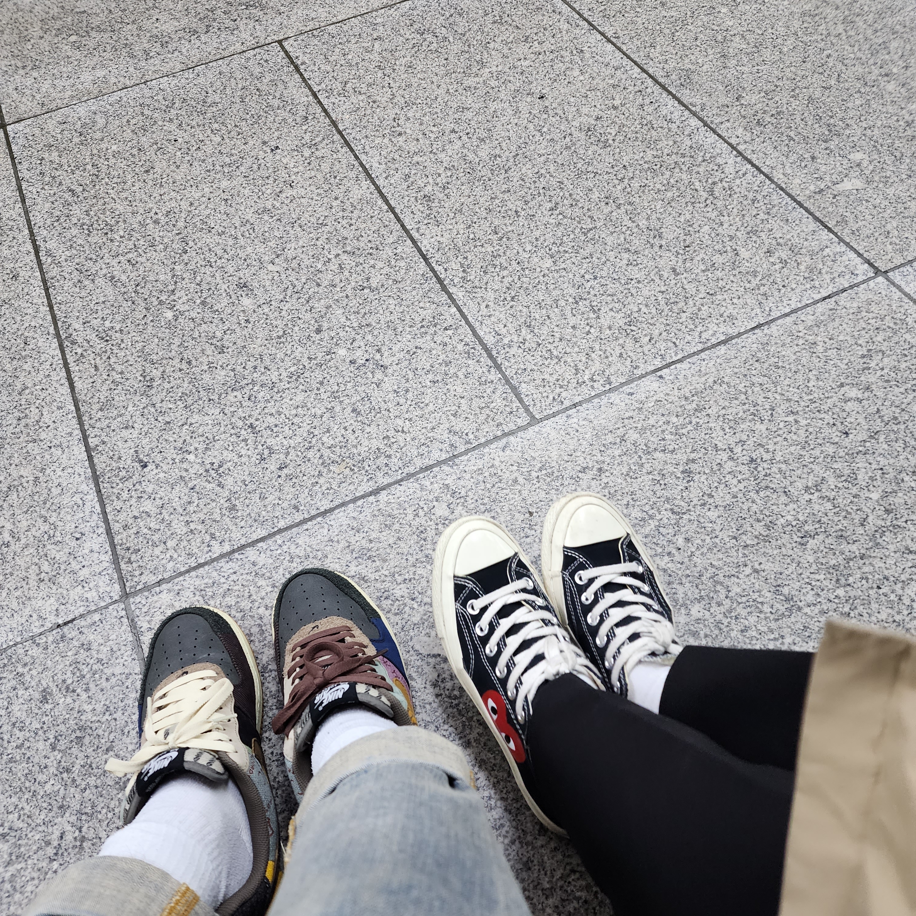 Nike x Travis Scott Air Force 1 Low Cactus Jack, Converse x Play Comme des Garcons Chuck 70 Ox Black 착용 스타일