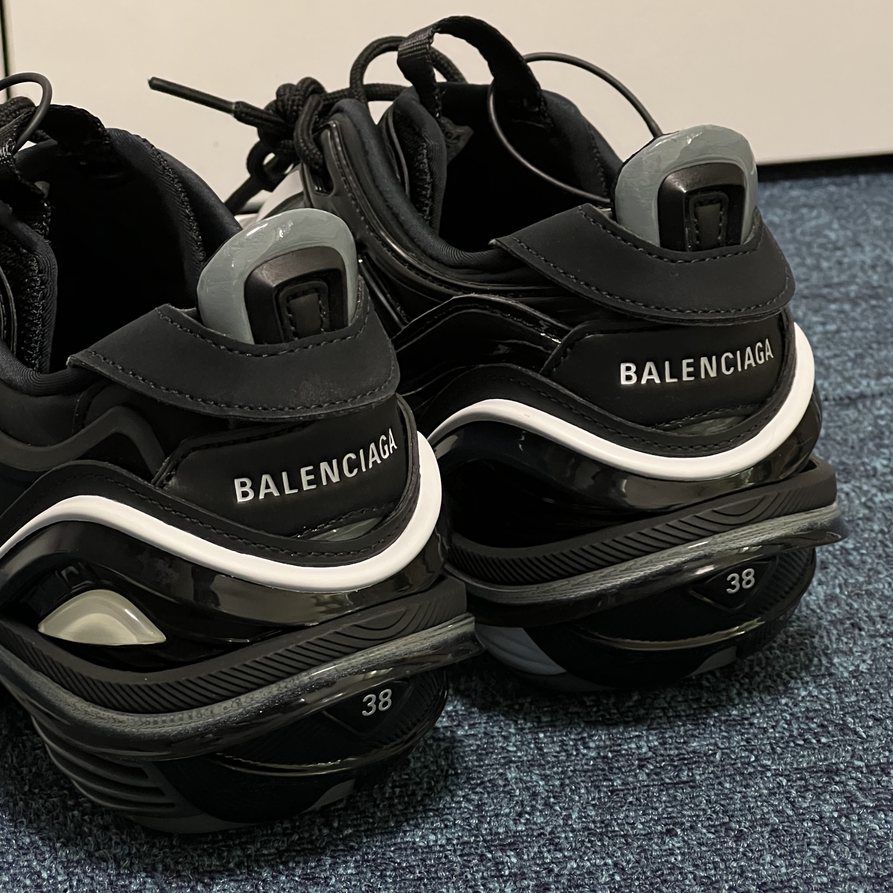 (W) Balenciaga Tyrex Sneakers Black White 착용 스타일 - 4
