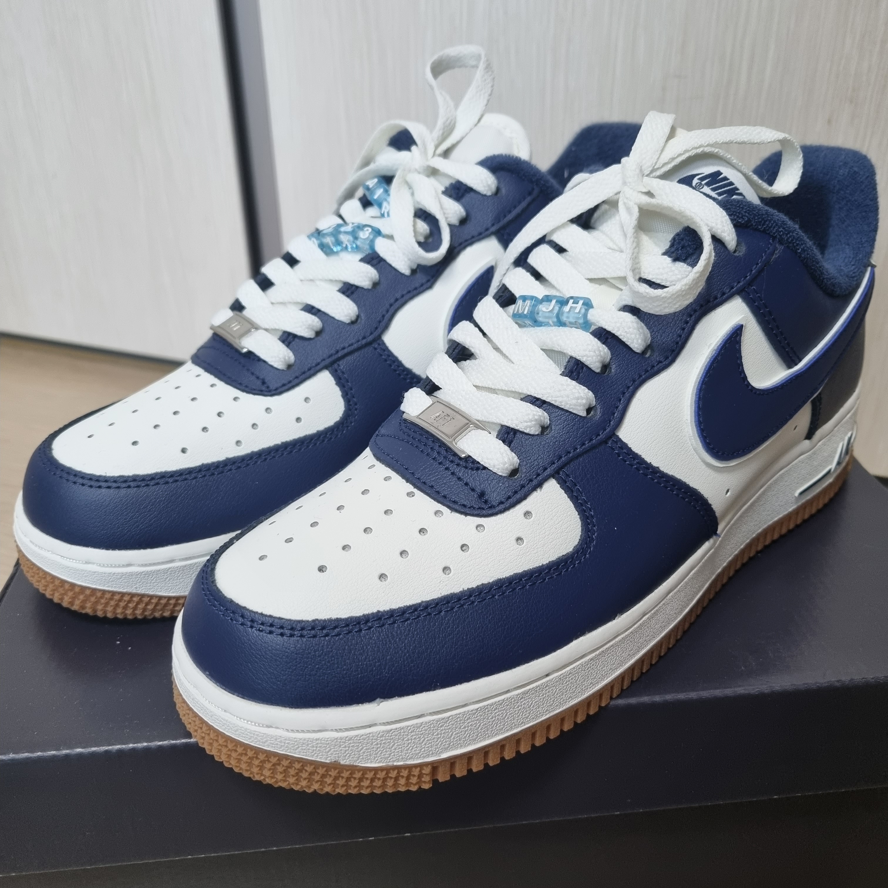 Nike Air Force 1 '07 LV8 Midnight Navy 착용 스타일 - 1