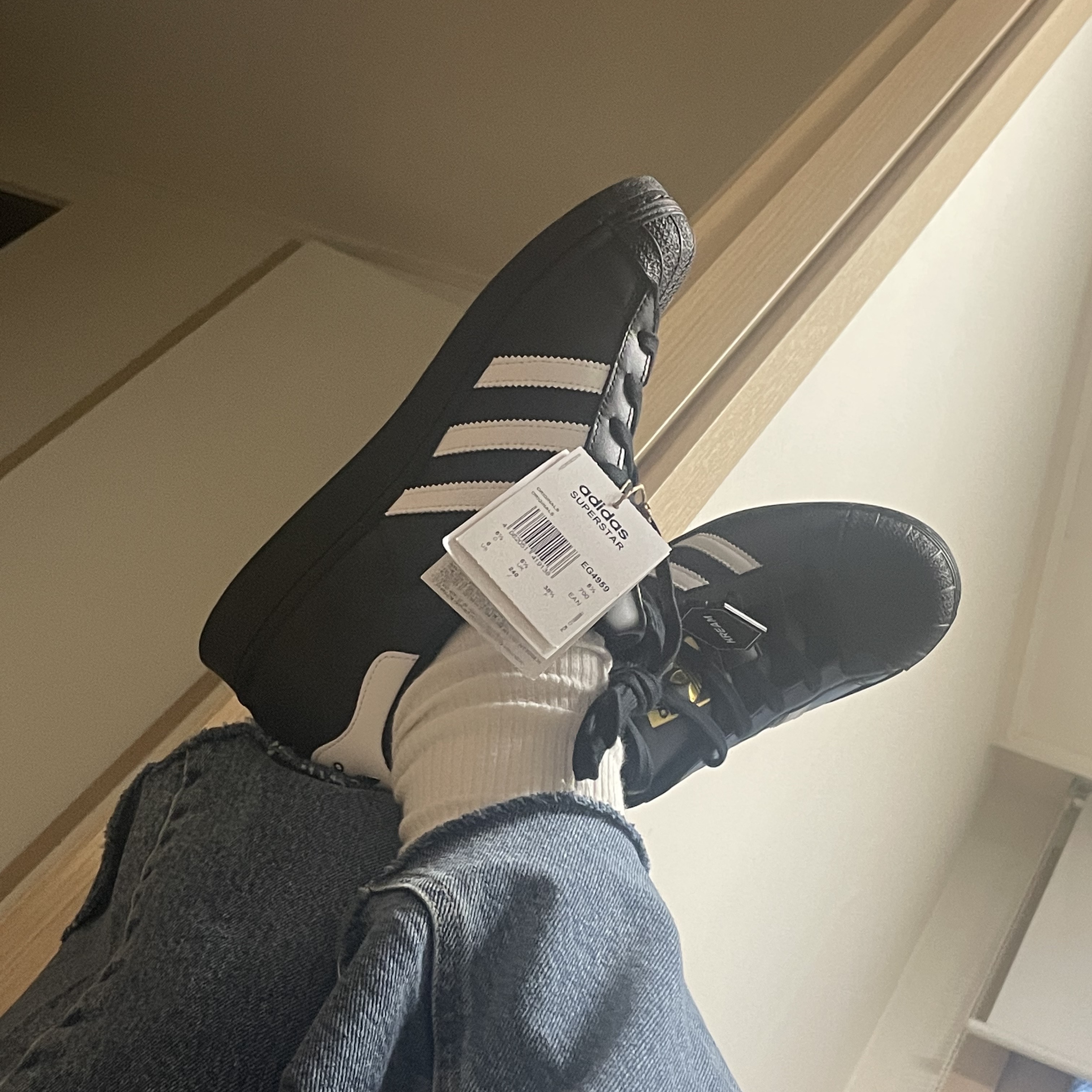 Adidas Superstar Core Black White 착용 스타일 - 1
